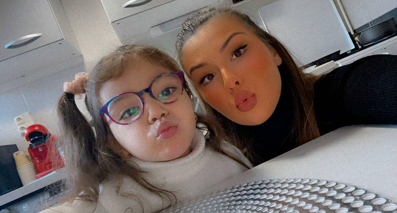 Neyla a rejoint le concours — aidez-le/la à gagner de superbes lots ! beauty, black_hair, comfort, eyebrow, eyelash, eyewear, facial_expression, fun, glasses, hairstyle, happy, iris, jaw, lip, mouth, nose, person, selfie, shoulder, skin