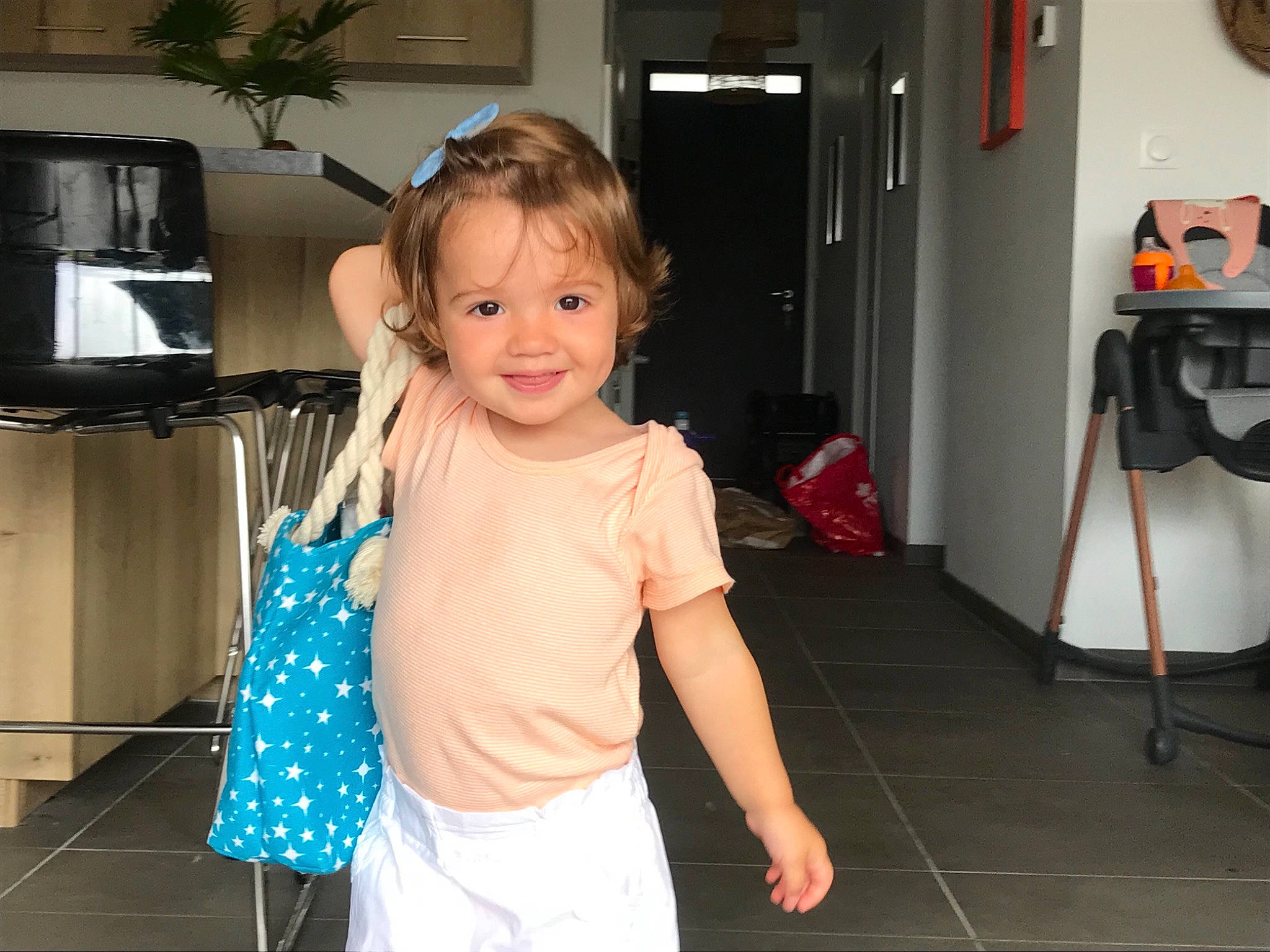 Eléonore a rejoint le concours — aidez-le/la à gagner de superbes lots ! baby_toddler_clothing, child, event, flash_photography, flooring, fun, hair, hairstyle, happy, home_appliance, joint, joy, kitchen_appliance, person, room, smile, standing, t_shirt, television, toddler