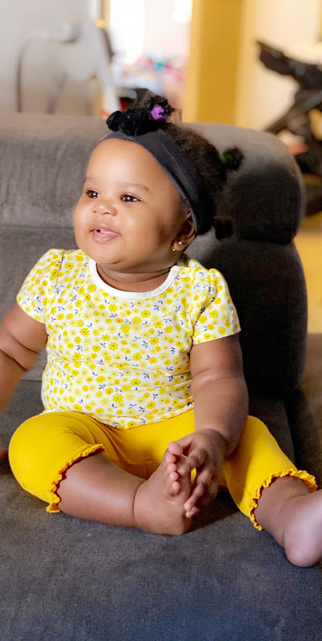 Denise a rejoint le concours — aidez-le/la à gagner de superbes lots ! baby, baby_toddler_clothing, beauty, cheek, child, head, leg, person, play, sitting, skin, smile, thigh, toddler, yellow