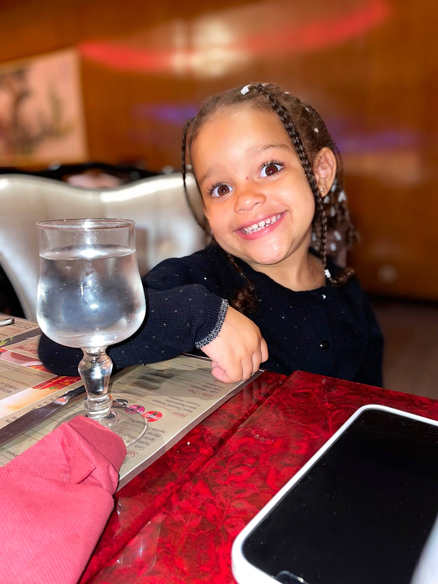 Kellya participe au concours pour gagner de l'argent avec cette photo : champagne_stemware, child, dress, drinkware, event, flash_photography, fun, happy, jewellery, joy, linens, magenta, person, rectangle, room, sitting, smile, stemware, table, tableware