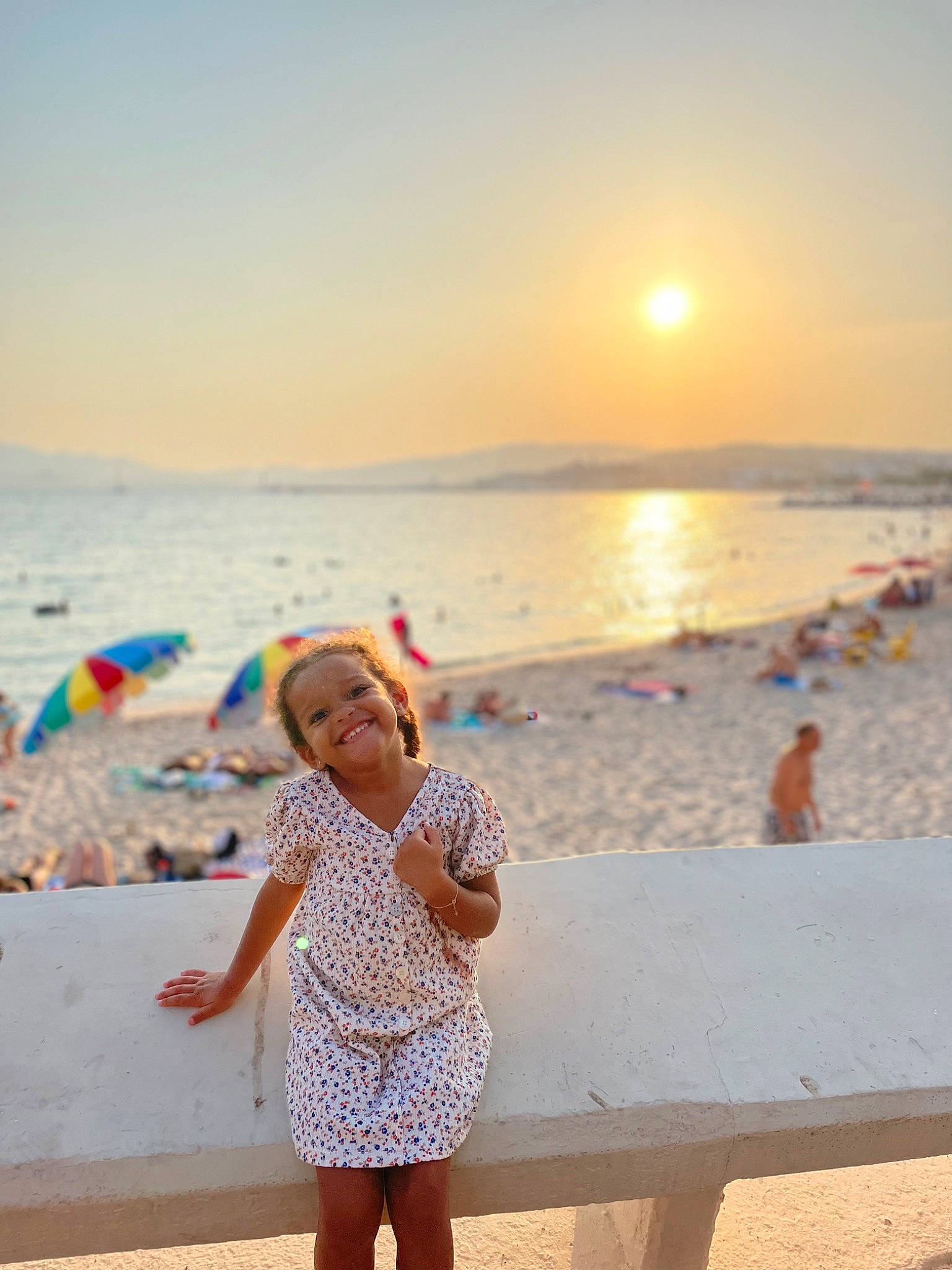 Kellya participe au concours pour gagner de l'argent avec cette photo : beach, body_of_water, coastal_and_oceanic_landforms, daytime, dress, happy, horizon, joy, leisure, light, morning, people_in_nature, people_on_beach, person, photograph, sky, summer, sunlight, sunrise, sunset