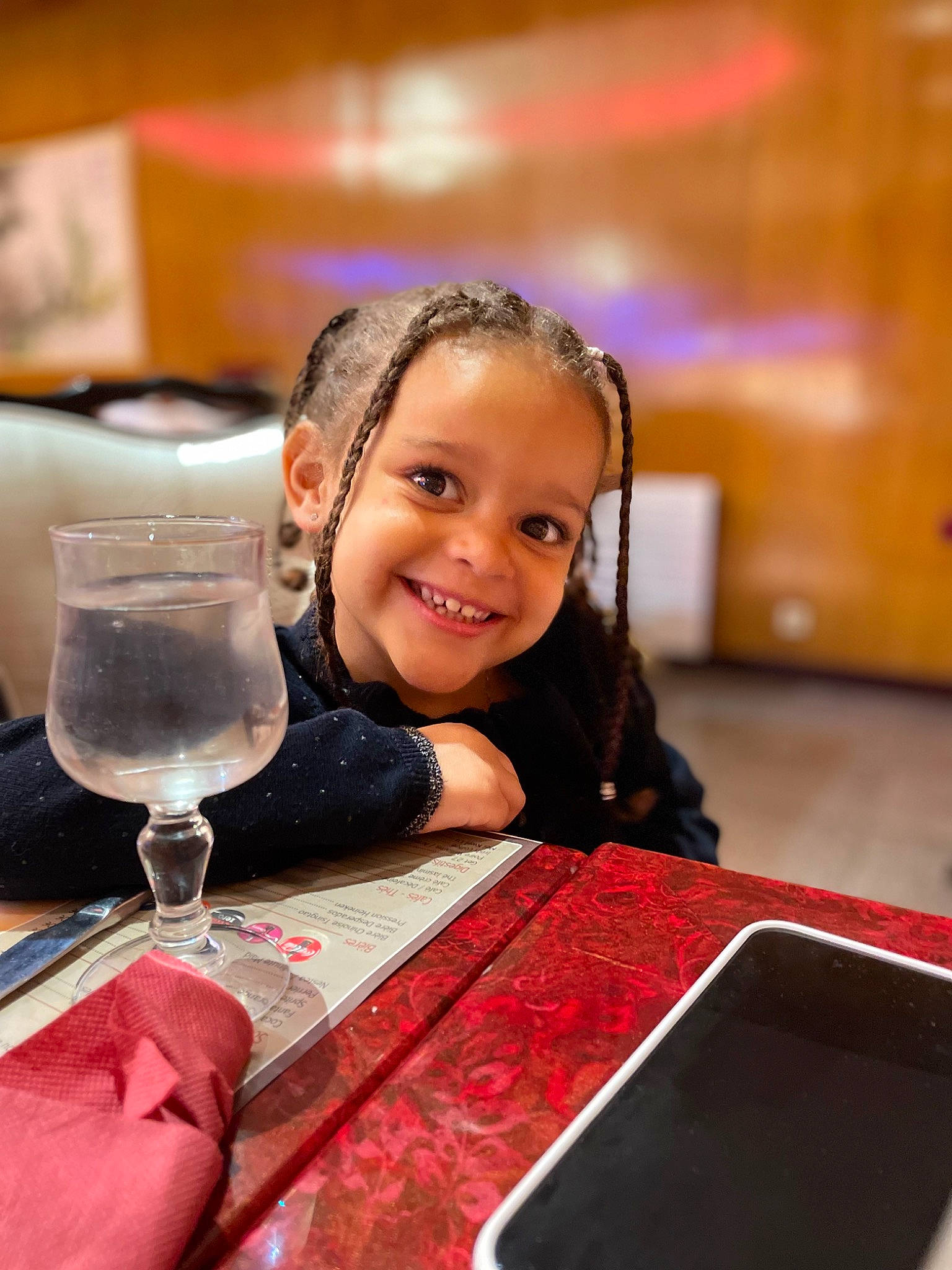 Kellya a rejoint le concours — aidez-le/la à gagner de superbes lots ! barware, chair, champagne_stemware, dress, drink, drinkware, event, flooring, fun, glass, happy, joy, leisure, person, plate, sitting, smile, stemware, table, tableware