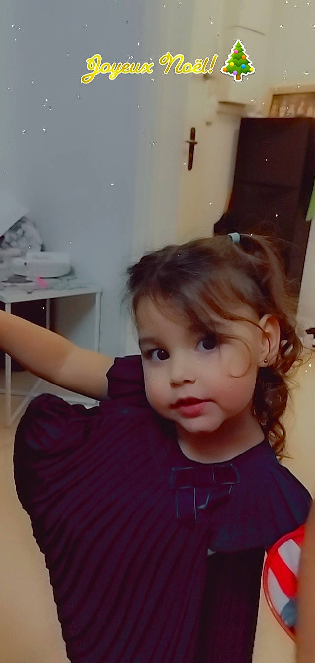 Louna participe au concours pour gagner de l'argent avec cette photo : arm, baby_toddler_clothing, bangs, black_hair, cheek, child, eyelash, fashion_design, flooring, happy, iris, joint, long_hair, neck, person, pink, shoulder, skin, sleeve, toddler