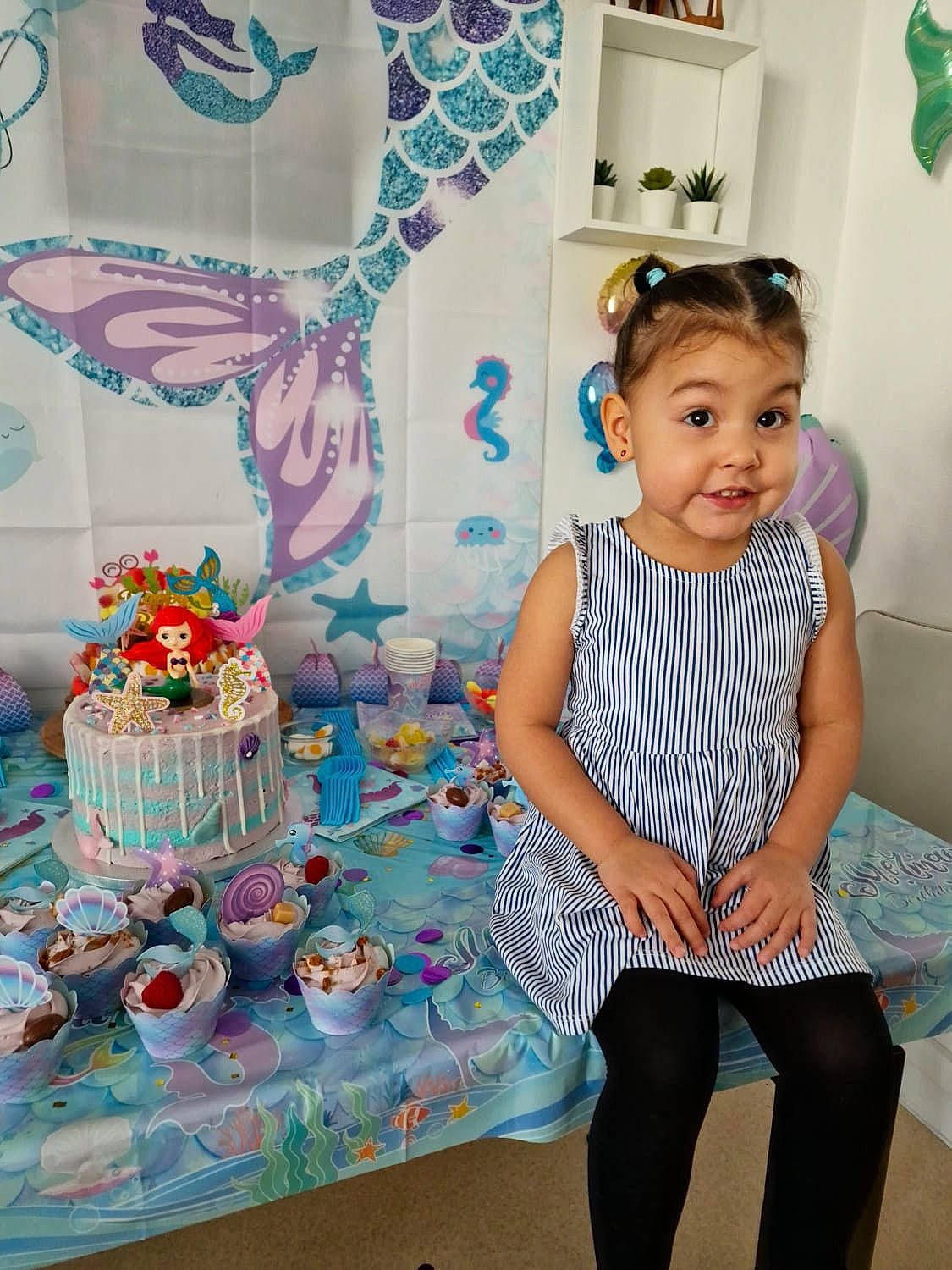 Louna a rejoint le concours — aidez-le/la à gagner de superbes lots ! aqua, baby_toddler_clothing, cake_decorating, cake_decorating_supply, child, dress, electric_blue, event, fashion_design, food, green, happy, magenta, pattern, person, pink, sleeve, sugar_cake, t_shirt, thigh