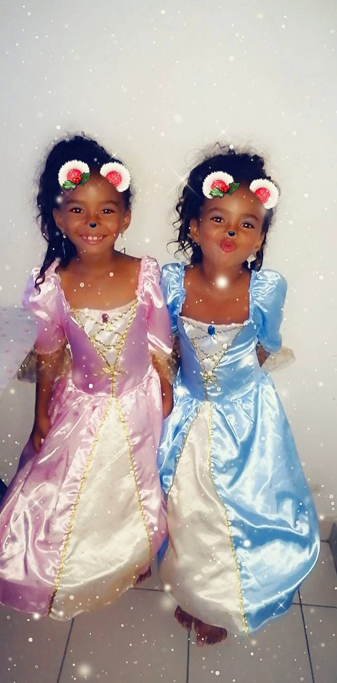 Tahina Et Aswana participe au concours pour gagner de l'argent avec cette photo : barbie, black_hair, doll, dress, eye, fashion_design, gesture, gown, hair, hairstyle, hand, happy, head, headgear, headpiece, headwear, necklace, one_piece_garment, person, pink