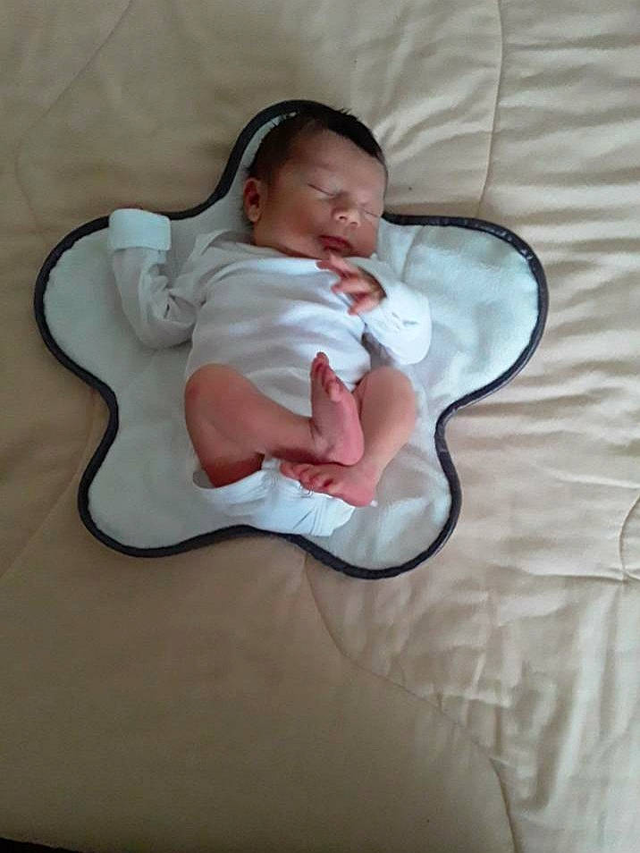 Denver participe au concours pour gagner de l'argent avec cette photo : baby, baby_toddler_clothing, beige, bib, brown, cheek, comfort, ear, mouth, nose, person, toddler