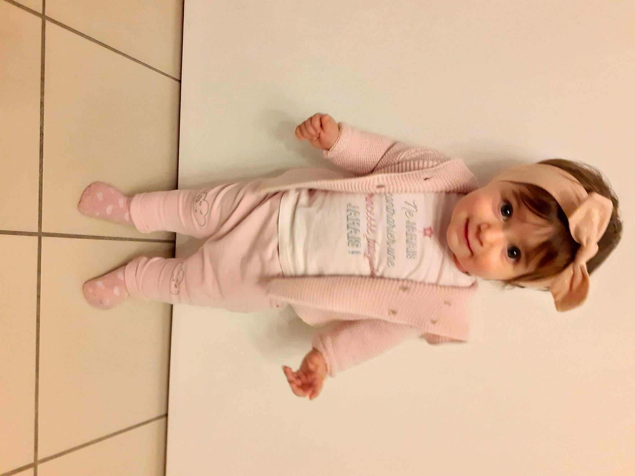 Myriam participe au concours pour gagner de l'argent avec cette photo : baby, baby_toddler_clothing, child, comfort, finger, foot, gesture, happy, human_leg, joy, nail, pattern, peach, person, room, skin, sleeve, smile, thumb, toddler