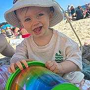 Eyden a rejoint le concours — aidez-le/la à gagner de superbes lots ! toddler, child, bucket_hat, beach, smile, toy_bucket, sunny, blue_sky, sand, playing, happy, summer, outdoor, people, vacation, casual_clothing, daytime, fun, cute, relaxation