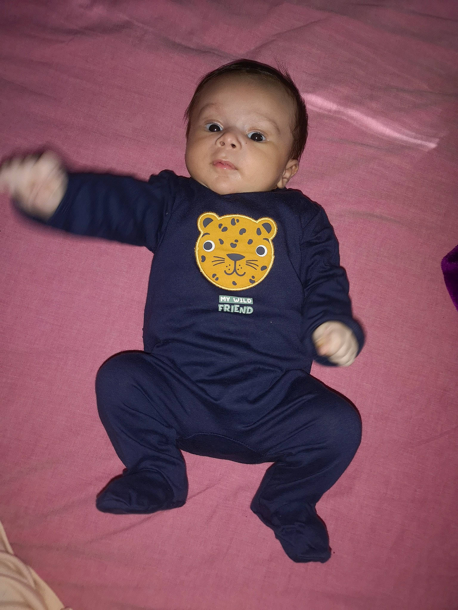 Younès participe au concours pour gagner de l'argent avec cette photo : baby, baby_toddler_clothing, cheek, child, face, finger, flash_photography, flooring, fun, gesture, happy, magenta, orange, person, pink, sitting, sleeve, t_shirt, textile, thumb