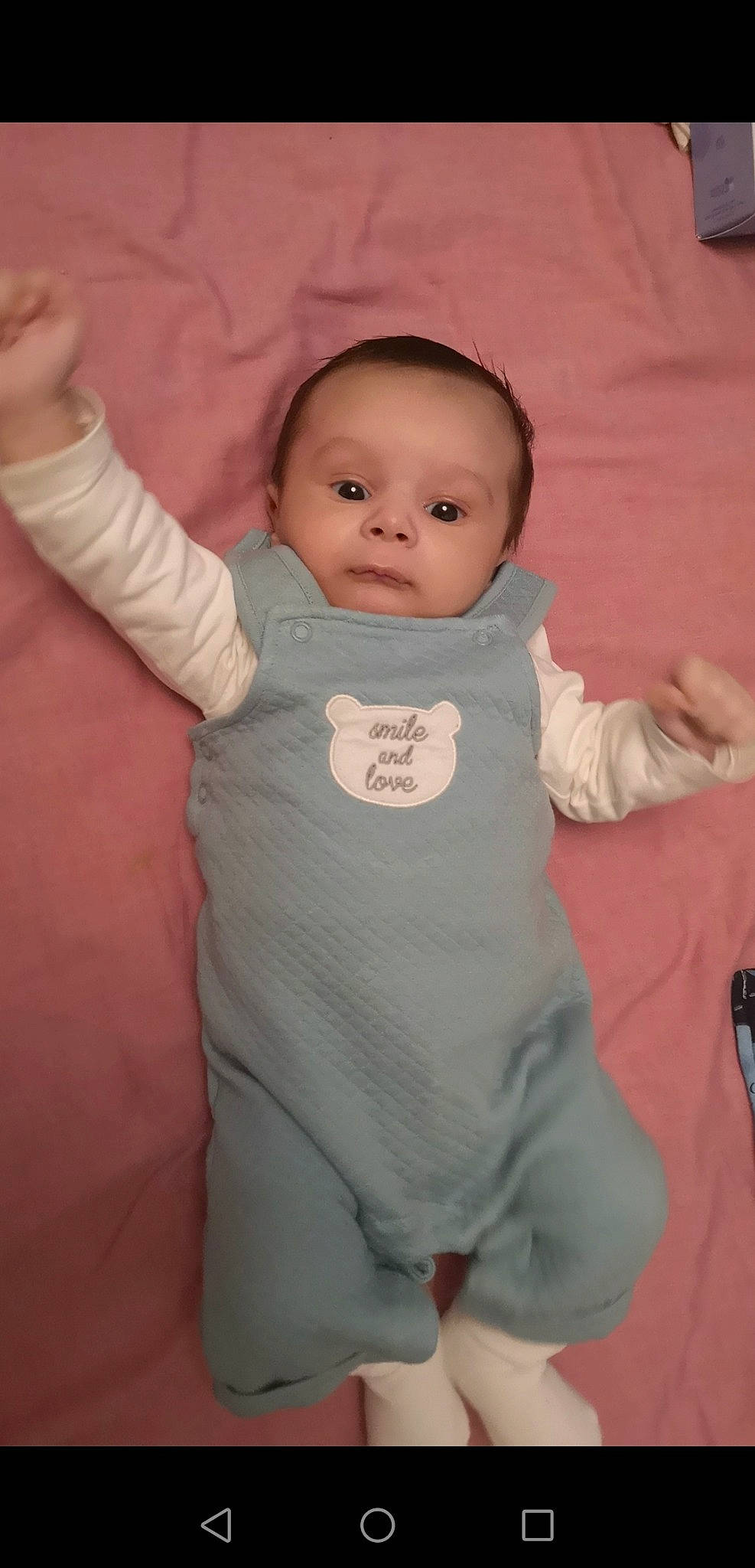 Younès a rejoint le concours — aidez-le/la à gagner de superbes lots ! baby, baby_toddler_clothing, cheek, child, comfort, eye, face, finger, gesture, happy, head, human_body, joint, linens, nose, person, skin, sleeve, t_shirt, thumb