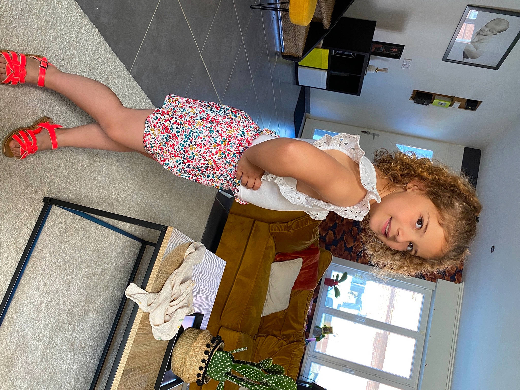 Calie a rejoint le concours — aidez-le/la à gagner de superbes lots ! balance, calf, elbow, finger, foot, fun, human_leg, joint, joy, knee, pattern, person, picture_frame, room, sandal, shoulder, street_fashion, thigh, trunk, waist