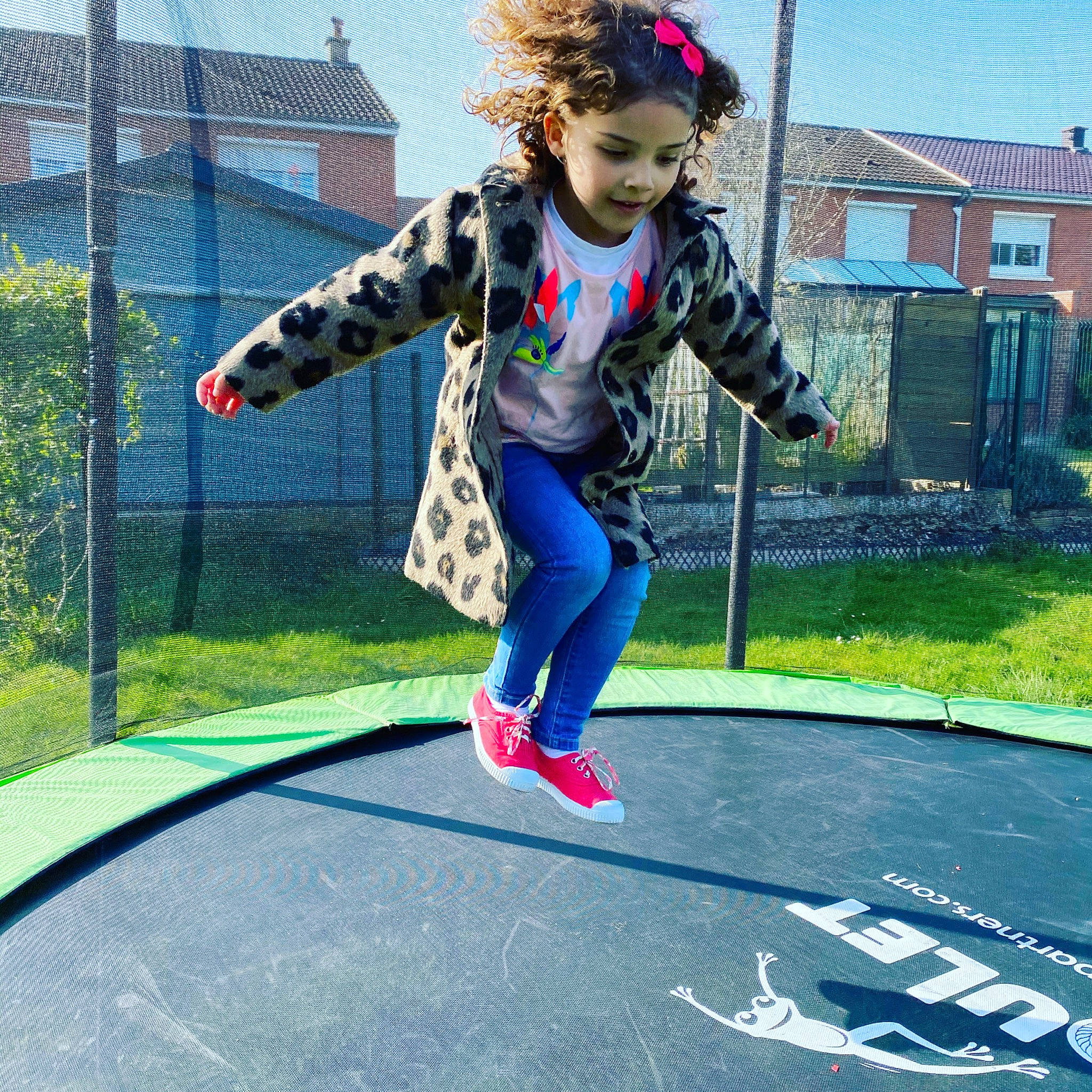 Calie a rejoint le concours — aidez-le/la à gagner de superbes lots ! asphalt, city, electric_blue, fun, grass, happy, leisure, outdoor_play_equipment, person, plant, recreation, sky, sports, sportswear, t_shirt, toddler, trampoline, trampolining, trampolining_equipment_and_supplies, window