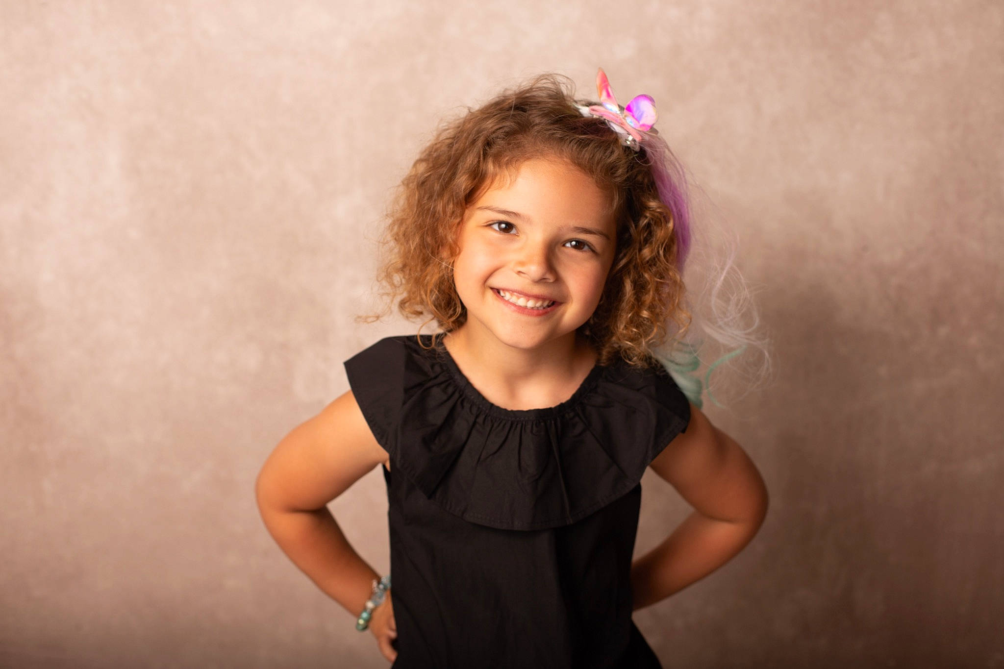 Calie a rejoint le concours — aidez-le/la à gagner de superbes lots ! cheek, chin, clothing, dress, eye, face, facial_expression, fashion, flash_photography, hair, happy, head, human, joy, lip, neck, person, purple, shoulder, skin