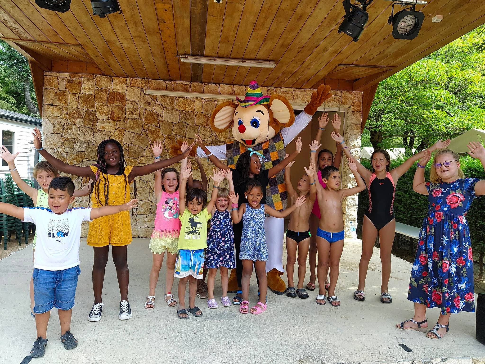 Abdel Karim a rejoint le concours — aidez-le/la à gagner de superbes lots ! adaptation, child, community, event, family, fawn, fun, joy, leisure, party, people, person, plant, recreation, social_group, style, summer, tourism, tree, vacation