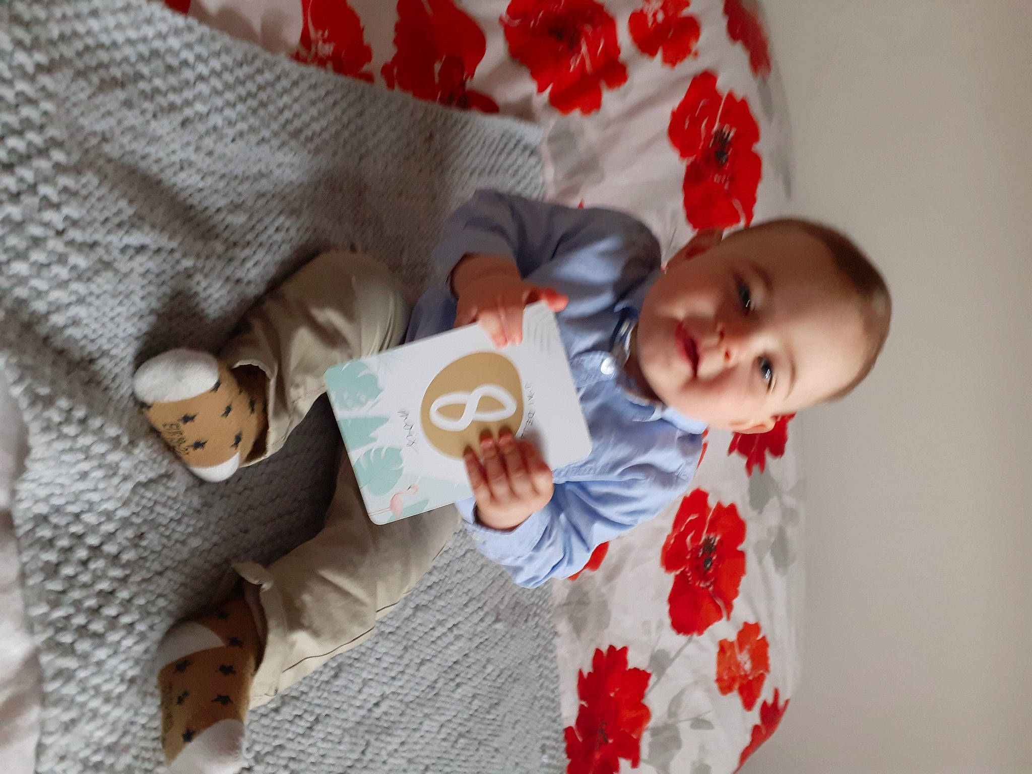 Gabriel participe au concours pour gagner de l'argent avec cette photo : baby, baby_products, baby_toddler_clothing, carmine, child, comfort, finger, happy, head, linens, nail, pattern, person, room, skin, sleeve, smile, t_shirt, textile, toddler