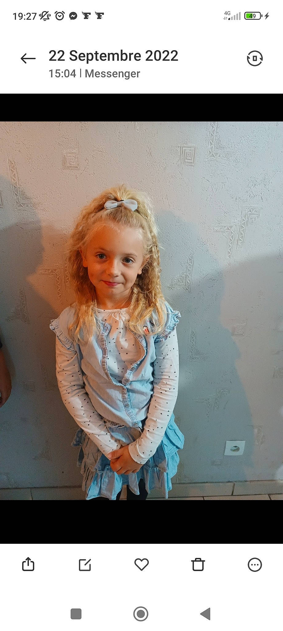 Kylie a rejoint le concours — aidez-le/la à gagner de superbes lots ! baby_toddler_clothing, blond, brown_hair, child, dress, fashion_design, flash_photography, fun, hair, hairstyle, happy, iris, jewellery, joy, pattern, person, room, skin, smile, standing