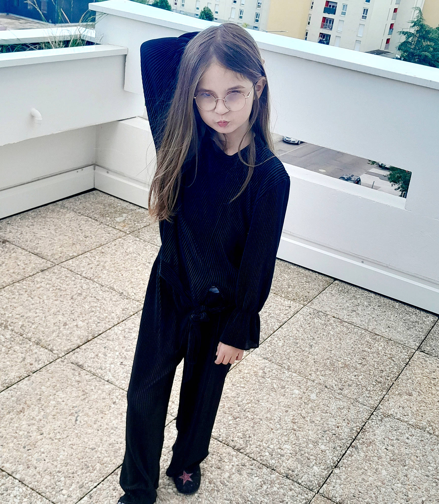 Jana participe au concours pour gagner de l'argent avec cette photo : black_hair, blazer, blue, clothing, cool, denim, electric_blue, eyewear, face, fashion_design, flooring, human_leg, knee, long_hair, person, shoulder, sleeve, sportswear, t_shirt, thigh