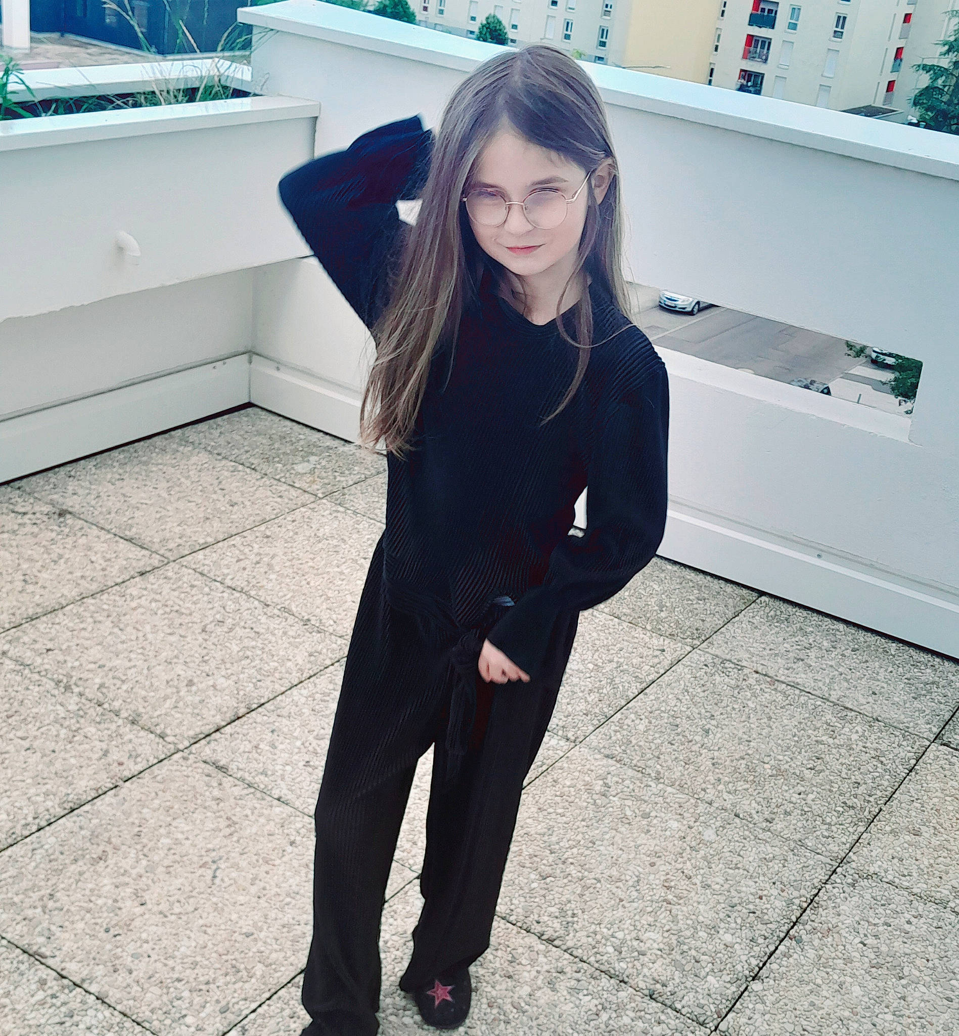 Jana participe au concours pour gagner de l'argent avec cette photo : black_hair, blazer, cool, eyewear, fashion, fashion_design, floor, flooring, formal_wear, gesture, hairstyle, joy, leg, person, shoe, shoulder, sleeve, sportswear, standing, t_shirt