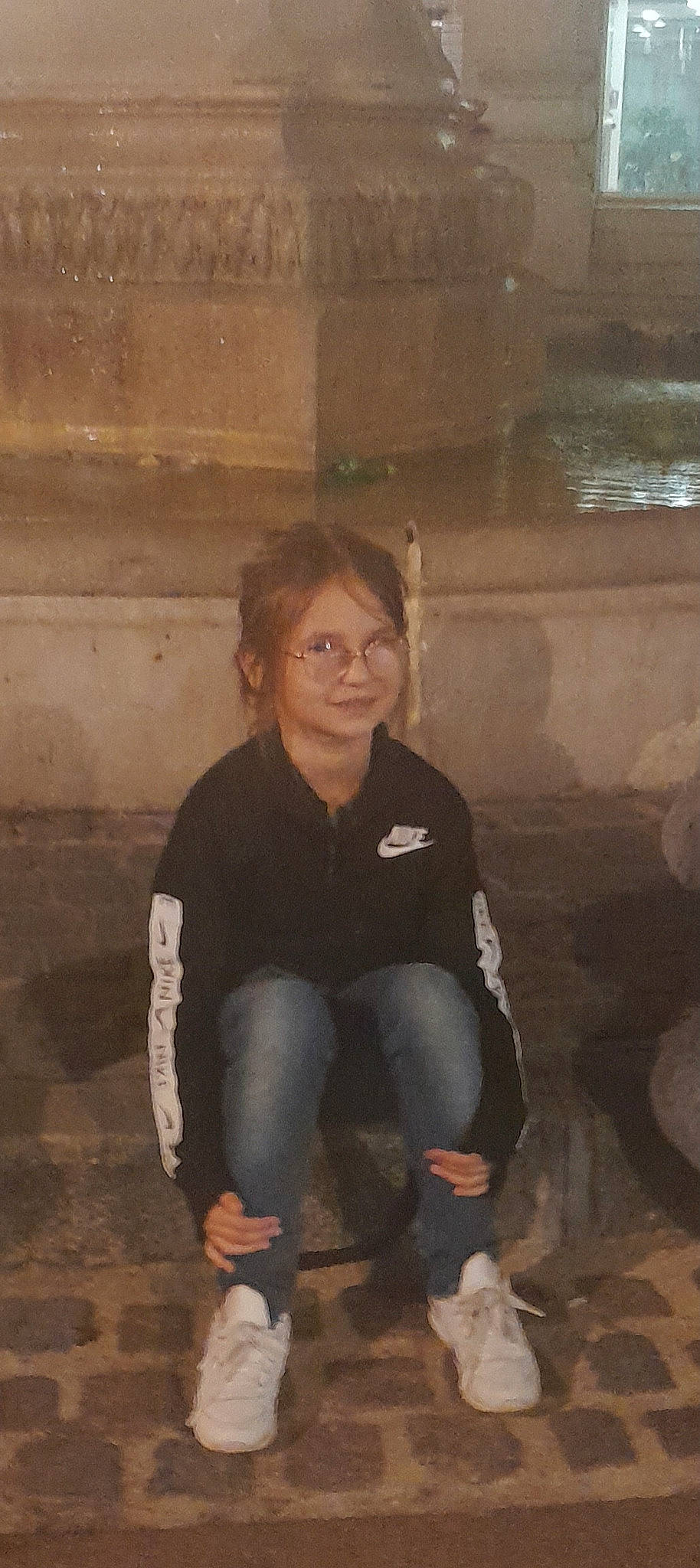 Jana participe au concours pour gagner de l'argent avec cette photo : brick, denim, flash_photography, flooring, foot, fun, human_leg, jeans, knee, person, portrait_photography, rock, sitting, soil, t_shirt, temple, thigh, tints_and_shades, vacation, wood