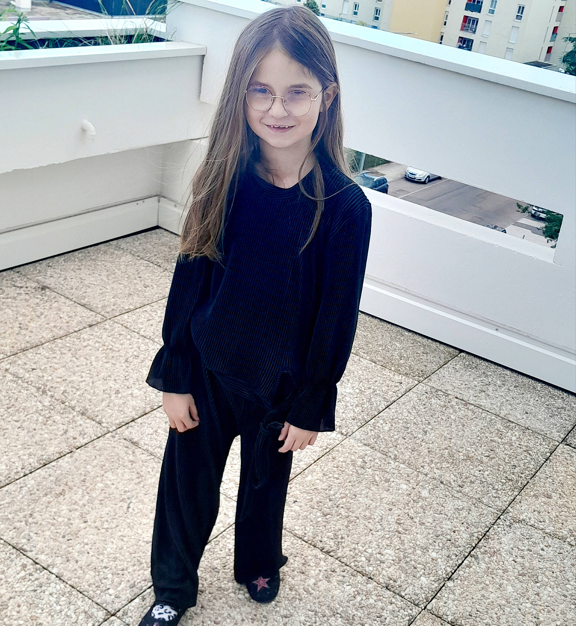 Jana a rejoint le concours — aidez-le/la à gagner de superbes lots ! blazer, cool, denim, electric_blue, eyewear, floor, flooring, formal_wear, happy, joy, long_hair, neck, pattern, person, plaid, shoulder, sleeve, smile, sportswear, t_shirt