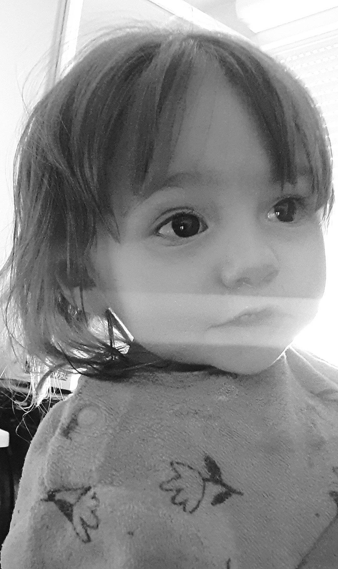 Nayline participe au concours pour gagner de l'argent avec cette photo : black_and_white, black_hair, cheek, child, chin, eyebrow, eyelash, facial_expression, forehead, happy, iris, jaw, lip, mouth, neck, nose, person, shoulder, skin, sleeve