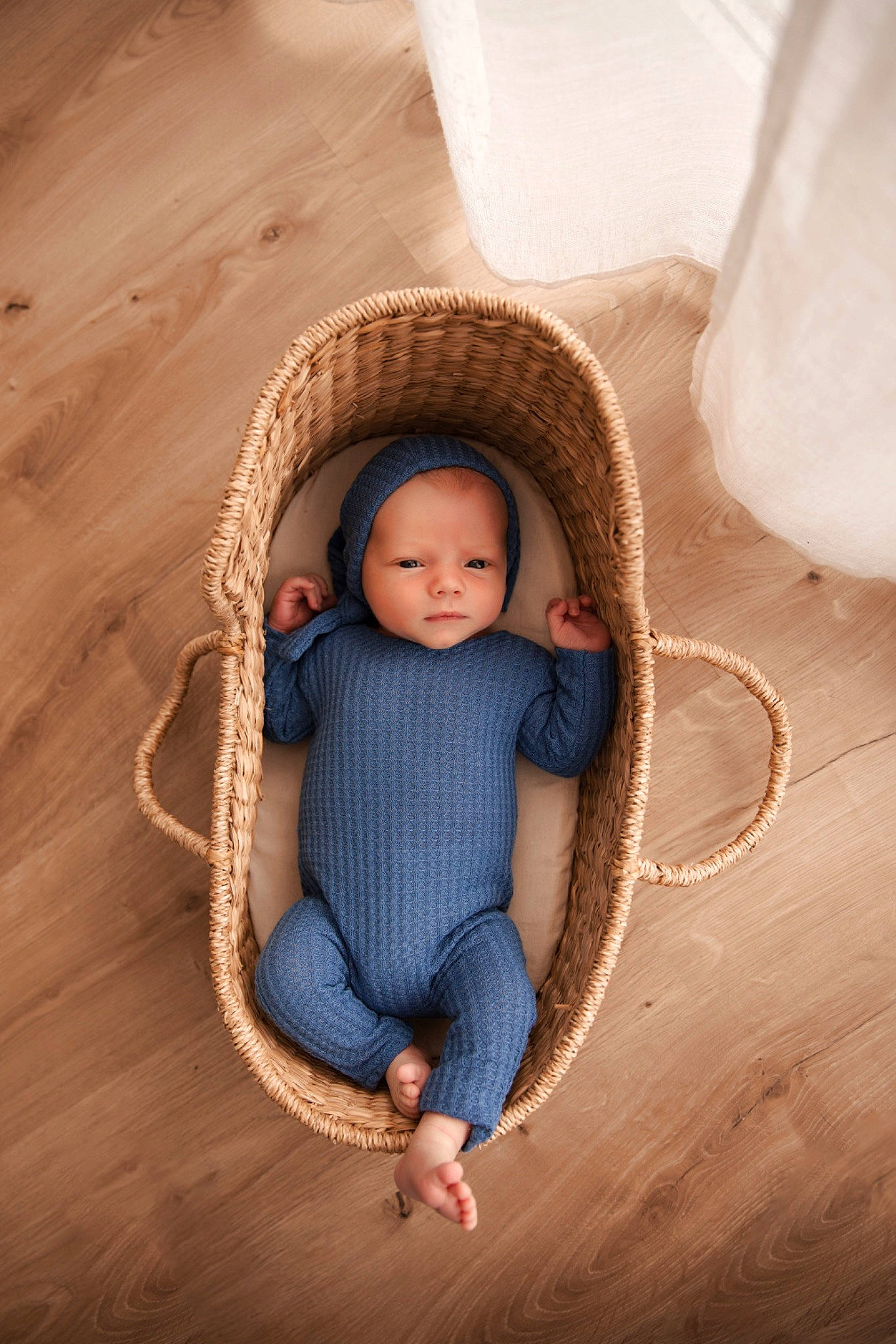 Diego participe au concours pour gagner de l'argent avec cette photo : arm, baby, baby_products, baby_sleeping, baby_toddler_clothing, comfort, eye, flooring, hand, head, headwear, human_body, infant_bed, linens, person, skin, sleeve, textile, toddler, wood