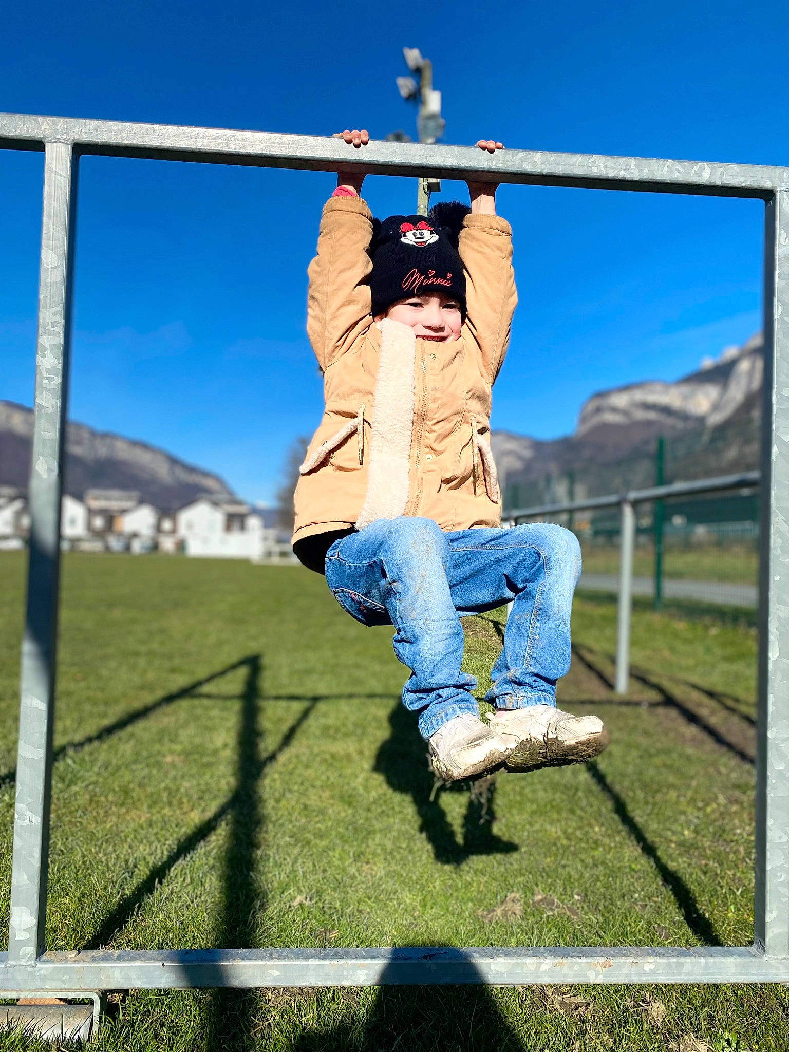 Eva Naiya participe au concours pour gagner de l'argent avec cette photo : boot, denim, fence, flash_photography, fun, grass, grassland, happy, headwear, jeans, landscape, leisure, meadow, pasture, people_in_nature, person, recreation, sitting, sky, t_shirt