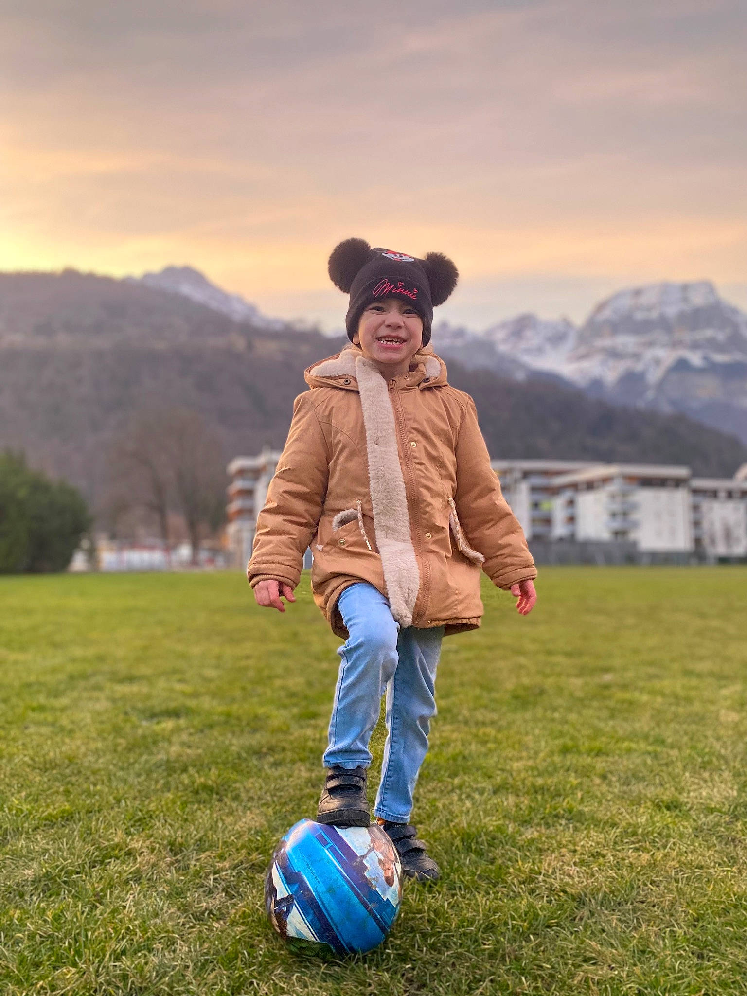 Eva Naiya a rejoint le concours — aidez-le/la à gagner de superbes lots ! ball, cloud, electric_blue, football, fun, grass, grassland, happy, headwear, jacket, joy, landscape, leisure, mountain, pasture, people_in_nature, person, plant, recreation, sky