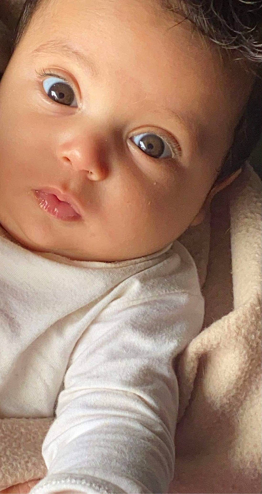 Je A participe au concours pour gagner de l'argent avec cette photo : baby, brown_hair, cheek, close_up, comfort, ear, eyebrow, eyelash, forehead, human_body, iris, jaw, lip, mouth, neck, no_expression, nose, person, skin, sleeve