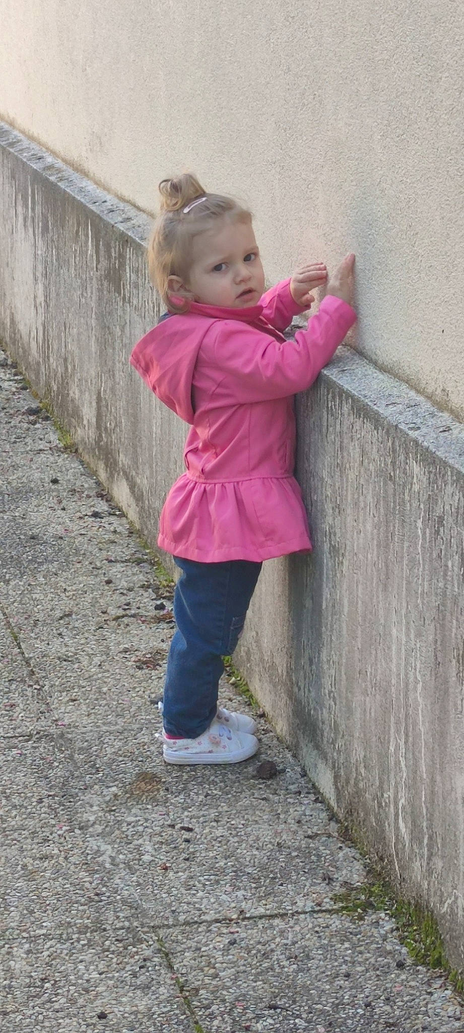 Elia participe au concours pour gagner de l'argent avec cette photo : blond, child, chin, eye, face, fence, footwear, grass, hair, happy, head, human_leg, leg, magenta, person, pink, sitting, sleeve, smile, street_fashion