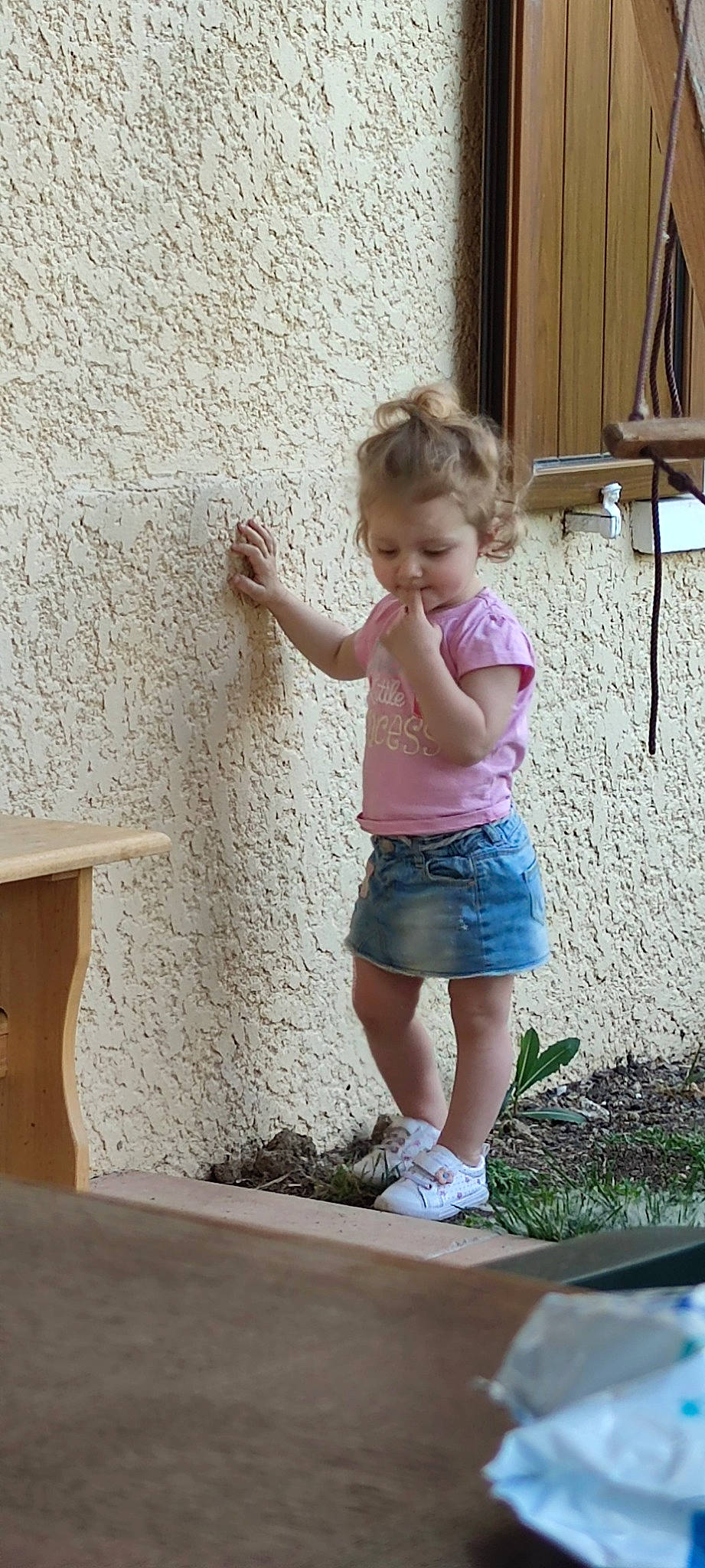 Elia a rejoint le concours — aidez-le/la à gagner de superbes lots ! baby, baby_toddler_clothing, fun, hair, human_body, human_leg, joint, leg, leisure, magenta, person, pink, plant, shorts, shoulder, standing, t_shirt, thigh, toddler, waist