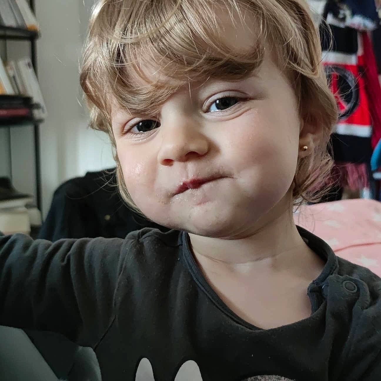 Elia participe au concours pour gagner de l'argent avec cette photo : bookcase, cheek, chin, ear, eyelash, facial_expression, forehead, gesture, hair, hairstyle, iris, jaw, lip, mammal, mouth, nose, organ, person, shelf, skin