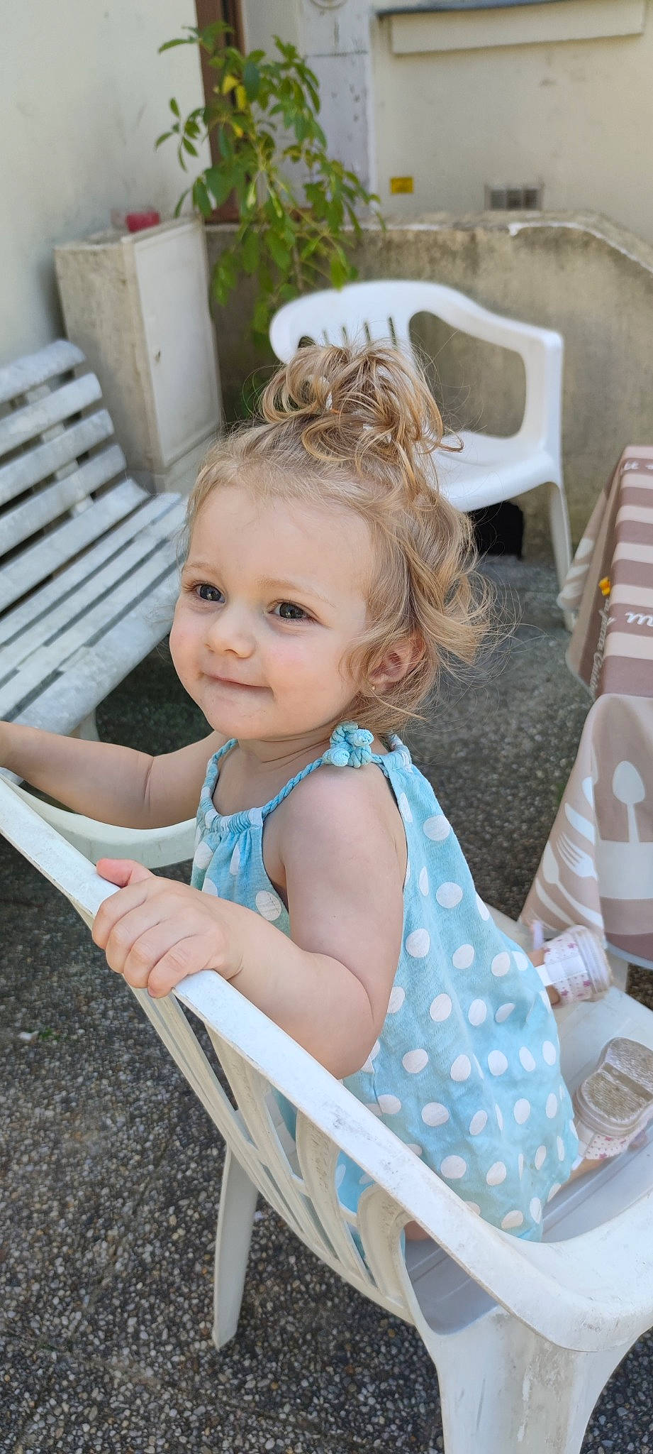 Elia a rejoint le concours — aidez-le/la à gagner de superbes lots ! baby, baby_toddler_clothing, blond, chair, child, face, flash_photography, fun, grass, happy, head, iris, leisure, person, photograph, plant, sitting, skin, smile, toddler