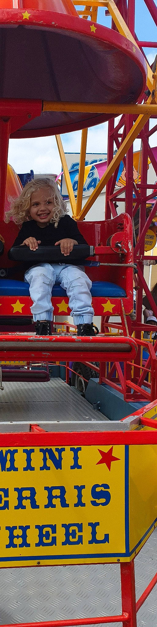 Coen is registered to the contest to win money with this photo: amusement_park, amusement_ride, child, fun, joy, leisure, person, play, recreation, toddler