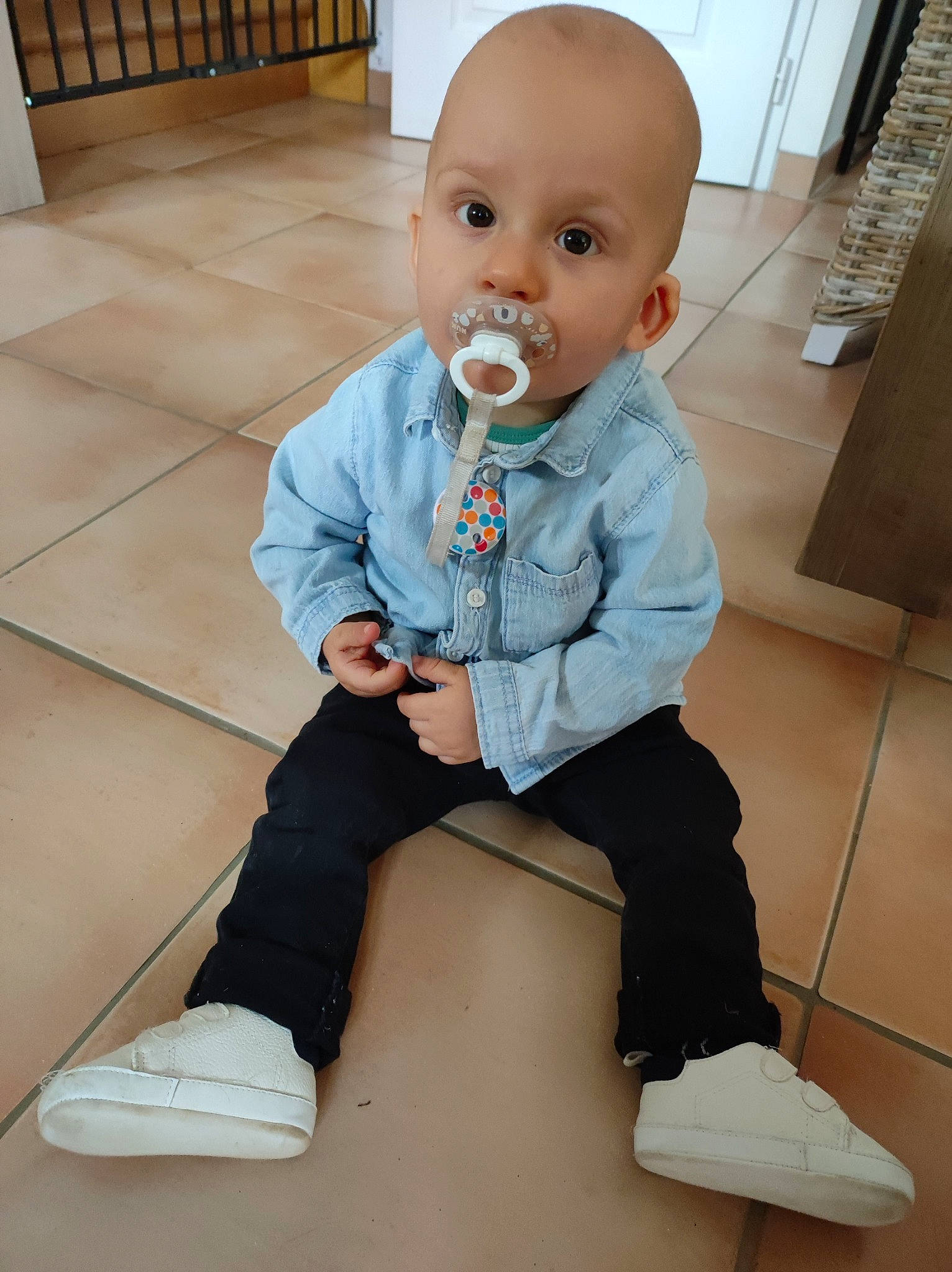 Jules a rejoint le concours — aidez-le/la à gagner de superbes lots ! baby, baby_toddler_clothing, cheek, child, face, floor, flooring, human_leg, joint, knee, person, sitting, skin, sleeve, sock, sportswear, standing, t_shirt, thigh, toddler
