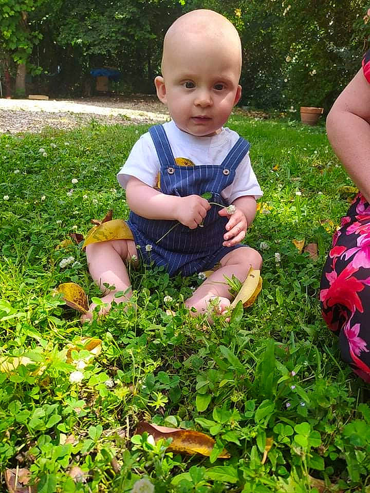 Jules participe au concours pour gagner de l'argent avec cette photo : annual_plant, baby, baby_toddler_clothing, botany, child, flowering_plant, garden, grass, grass_family, groundcover, happy, landscaping, lawn, leaf, leisure, people_in_nature, person, plant, shrub, toddler