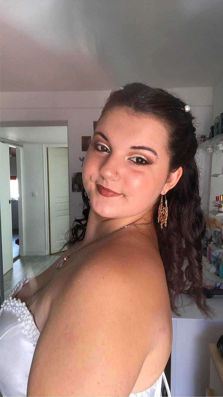 Kenzy participe au concours pour gagner de l'argent avec cette photo : black_hair, chest, earrings, eye, eyebrow, eyelash, flash_photography, iris, jaw, joint, joy, layered_hair, lip, long_hair, makeover, neck, person, selfie, shoulder, skin