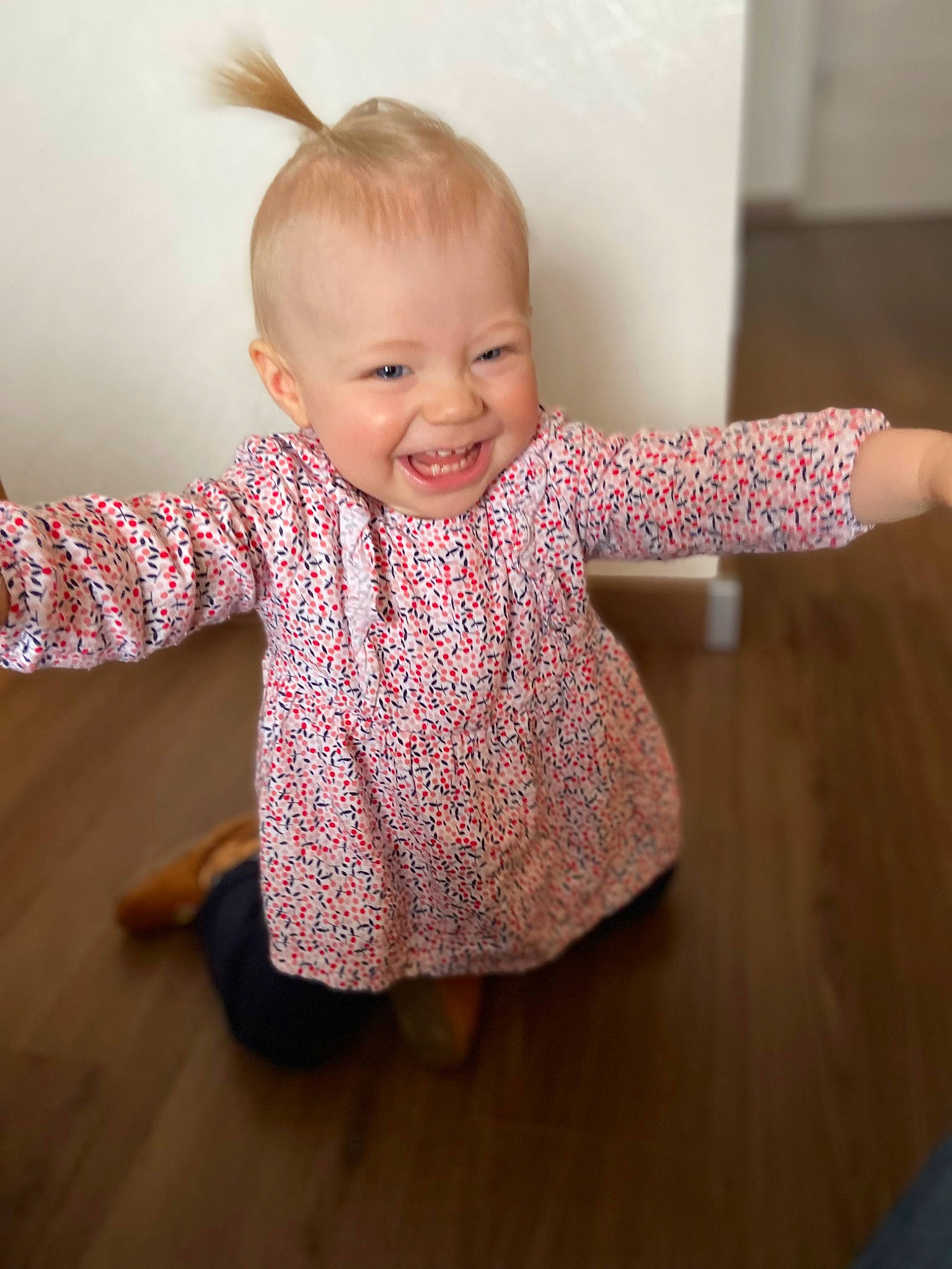 Anna a rejoint le concours — aidez-le/la à gagner de superbes lots ! baby, baby_toddler_clothing, cheek, chin, eye, finger, floor, flooring, gesture, happy, human_body, iris, joint, neck, person, skin, sleeve, smile, table, toddler