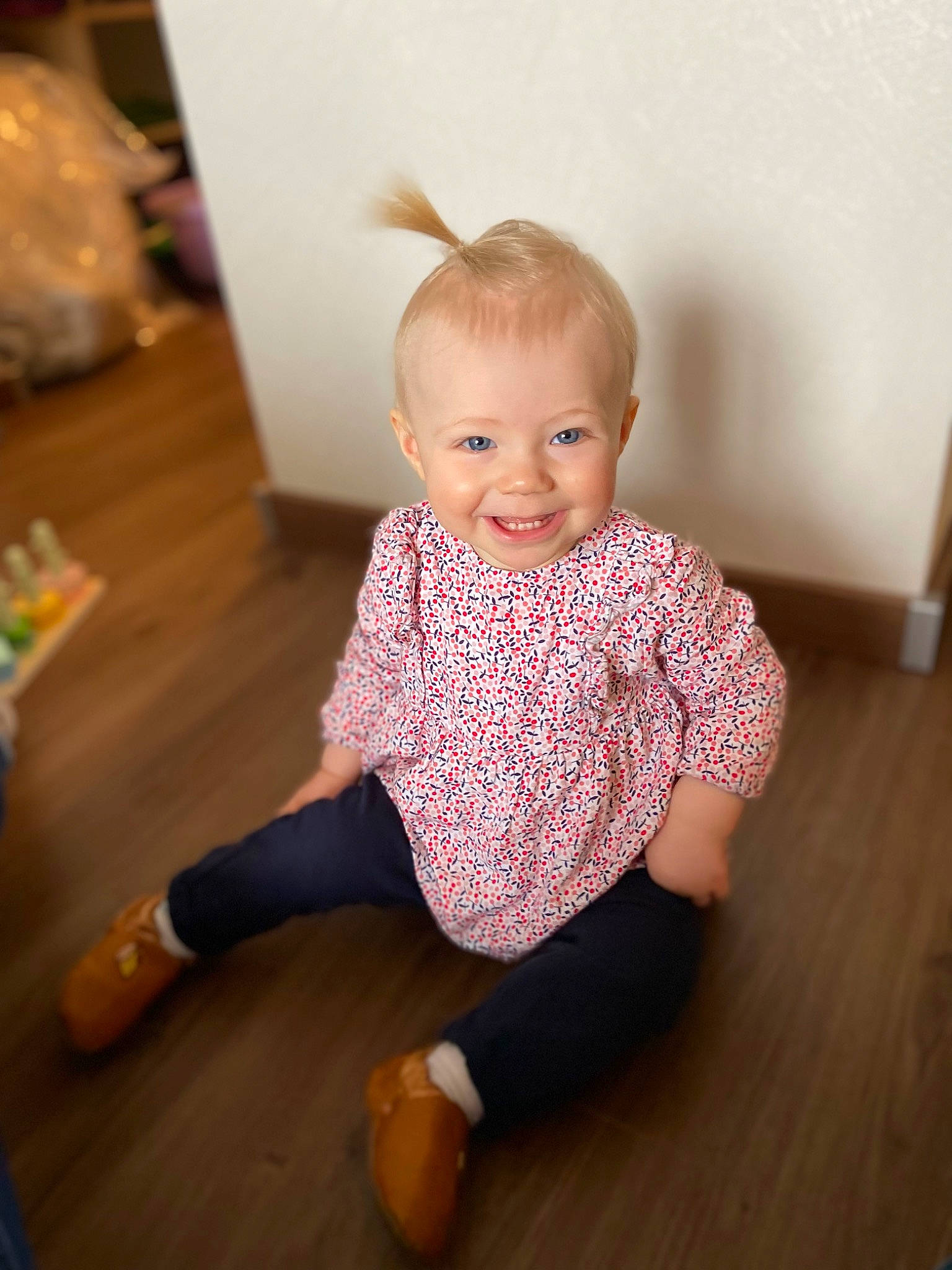 Anna a rejoint le concours — aidez-le/la à gagner de superbes lots ! baby_toddler_clothing, cheek, child, eye, floor, flooring, fun, happy, hardwood, human_body, iris, joy, laminate_flooring, person, skin, sleeve, smile, standing, toddler, varnish