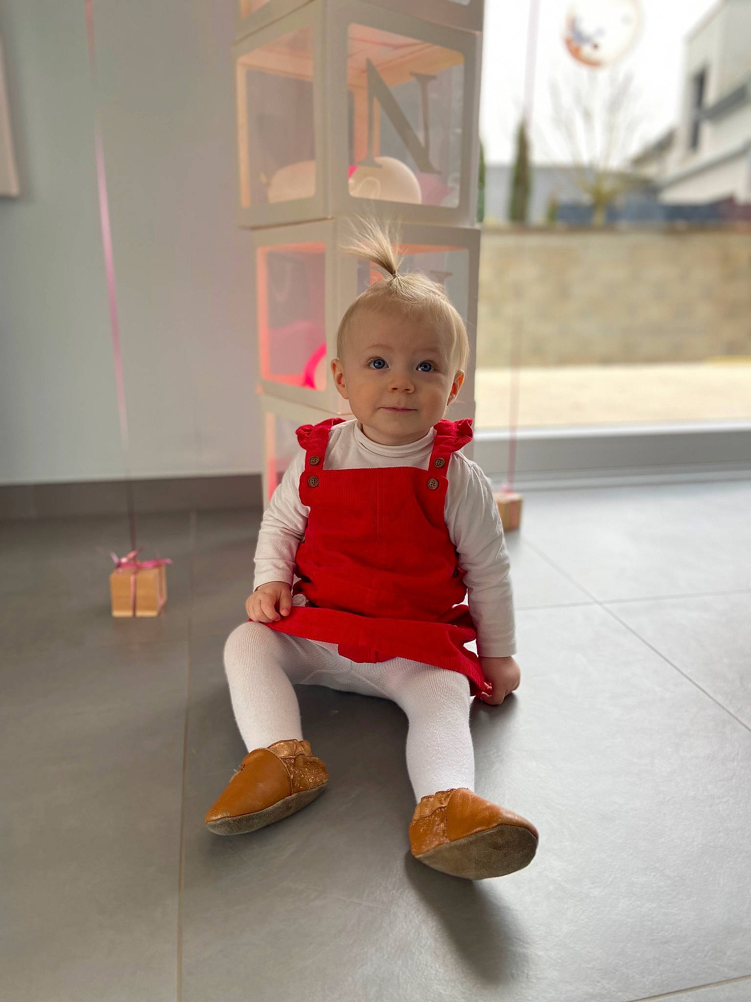 Anna participe au concours pour gagner de l'argent avec cette photo : baby, baby_toddler_clothing, calf, child, costume, flag, floor, flooring, foot, fun, fur, hat, human_leg, knee, person, sitting, sleeve, sock, thigh, toddler