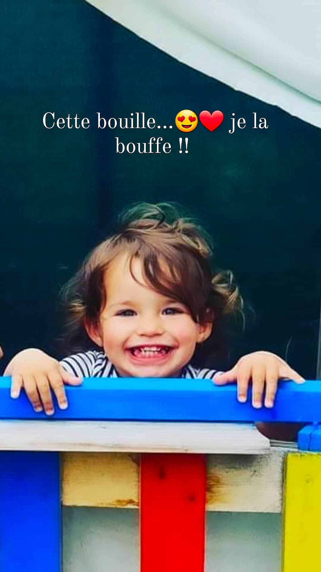 Elisa participe au concours pour gagner de l'argent avec cette photo : advertising, blue, child, electric_blue, facial_expression, font, fun, happy, joy, leisure, person, photo_caption, photograph, play, poster, product, recreation, room, smile, snapshot