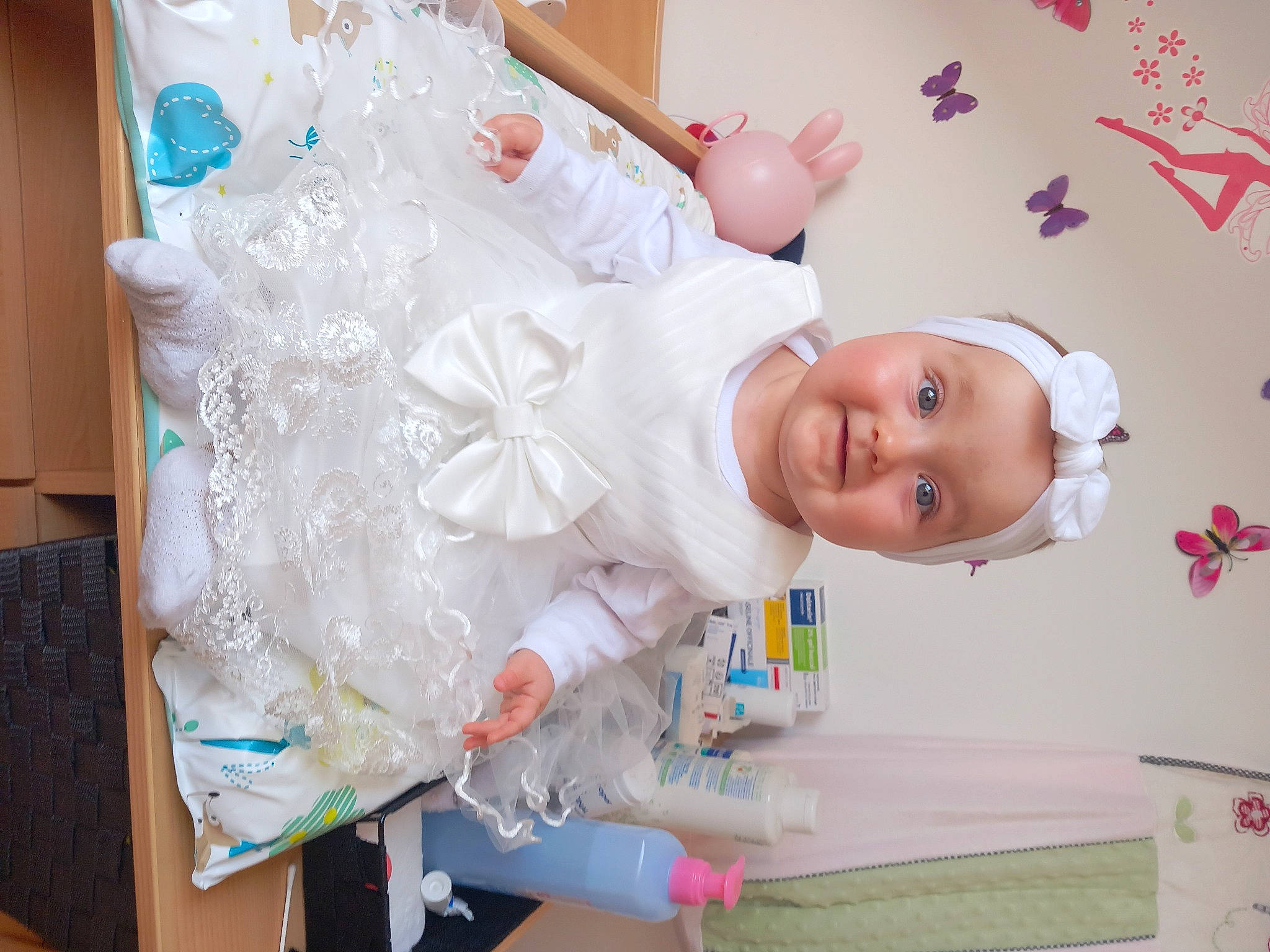 Ambre participe au concours pour gagner de l'argent avec cette photo : baby, baby_products, baby_toddler_clothing, baby_toys, child, event, happy, headwear, joy, person, pink, plastic, room, smile, textile, toddler, toy