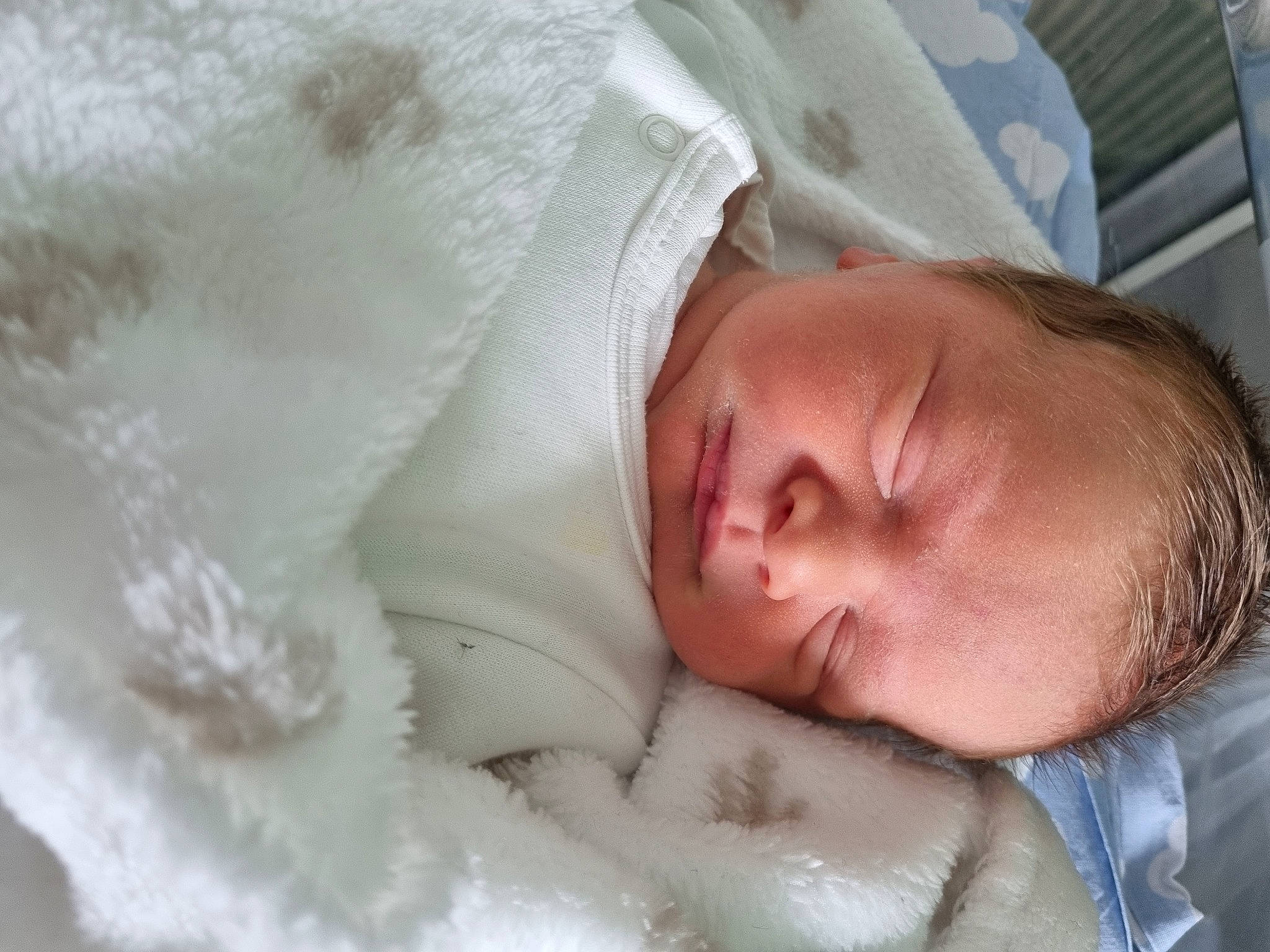 Aydan participe au concours pour gagner de l'argent avec cette photo : baby, baby_products, baby_sleeping, bed, bedding, bedtime, cheek, child, childbirth, comfort, eyelash, fur, headgear, iris, linens, nap, nose, person, room, skin