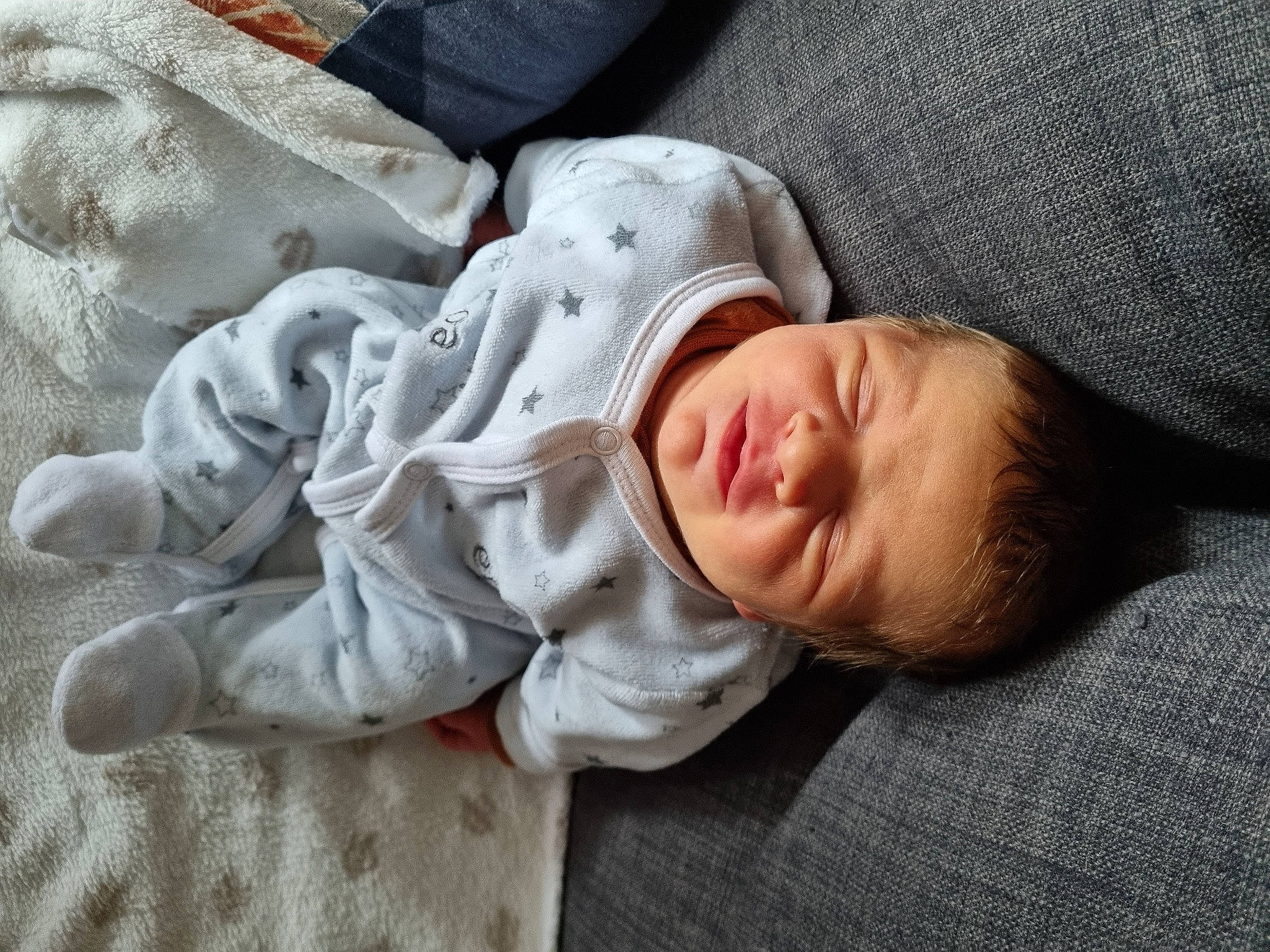 Aydan participe au concours pour gagner de l'argent avec cette photo : baby, baby_toddler_clothing, bedtime, child, comfort, eye, fur, grey, linens, nap, pattern, person, portrait_photography, sitting, sleep, sleeve, toddler, tree, wood