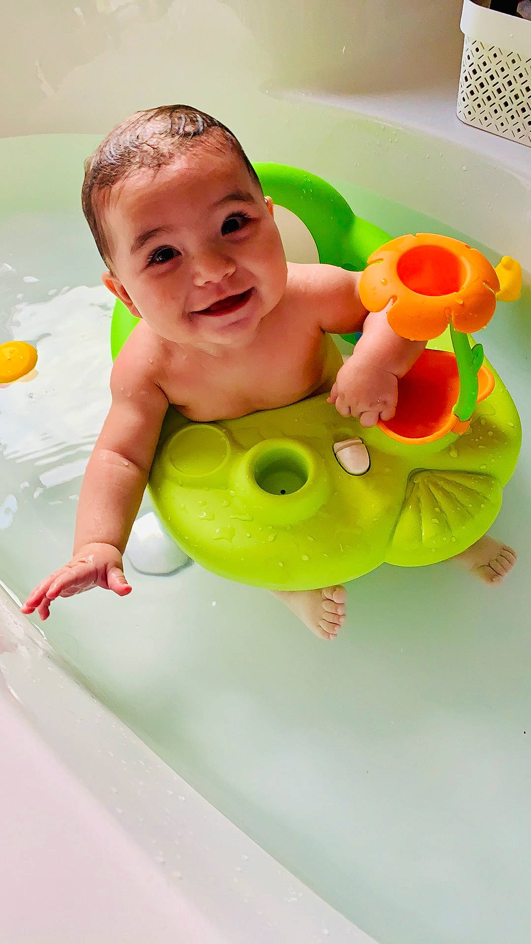Lou a rejoint le concours — aidez-le/la à gagner de superbes lots ! baby, baby_bathing, baby_playing_with_toys, bath_toy, bathing, bathroom, bathtub, child, fluid, fun, happy, joy, leisure, person, plumbing, product, recreation, smile, toddler, toy