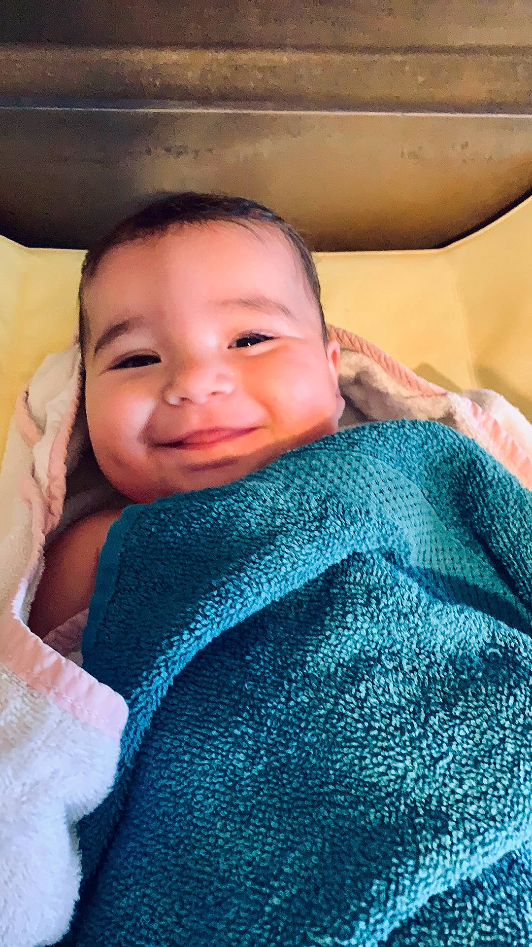 Lou a rejoint le concours — aidez-le/la à gagner de superbes lots ! baby, cheek, child, chin, comfort, eyebrow, finger, forehead, happy, iris, joy, lip, mouth, neck, nose, outerwear, person, shoulder, skin, smile