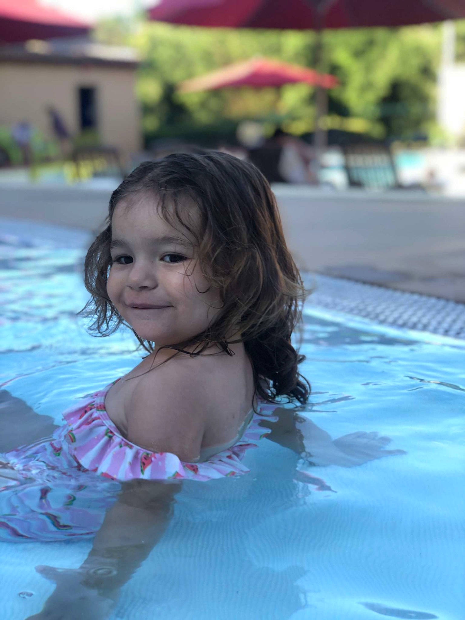 Lou participe au concours pour gagner de l'argent avec cette photo : bathing, black_hair, child, flash_photography, flooring, fun, grass, happy, joy, leisure, person, play, purple, recreation, sitting, skin, smile, sunlight, swimming_pool, toddler