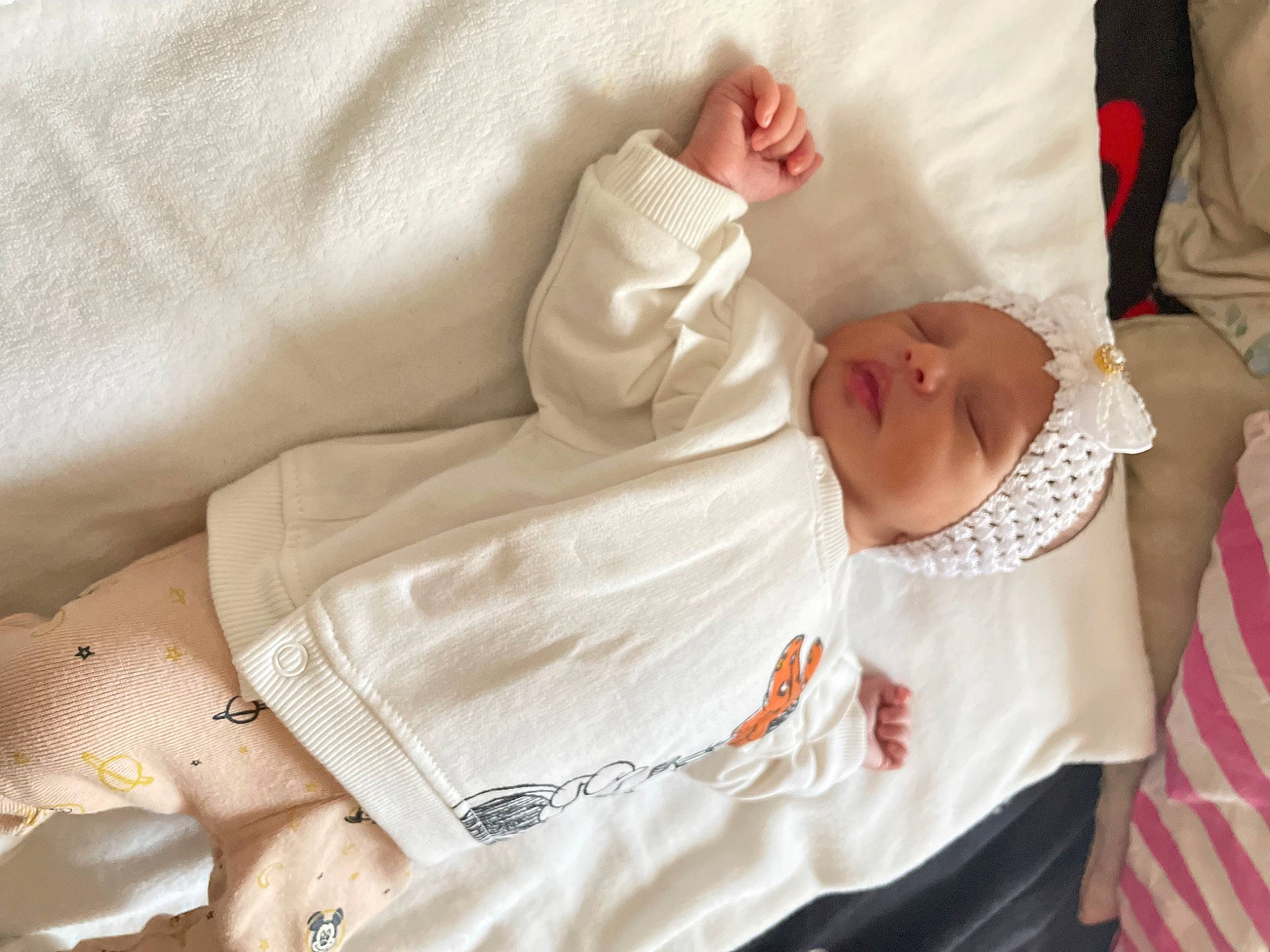 Naomie a rejoint le concours — aidez-le/la à gagner de superbes lots ! baby, baby_products, baby_safety, baby_sleeping, baby_toddler_clothing, bedding, bedtime, child, comfort, event, hat, headwear, linens, nap, pattern, person, room, sleep, sleeve, toddler