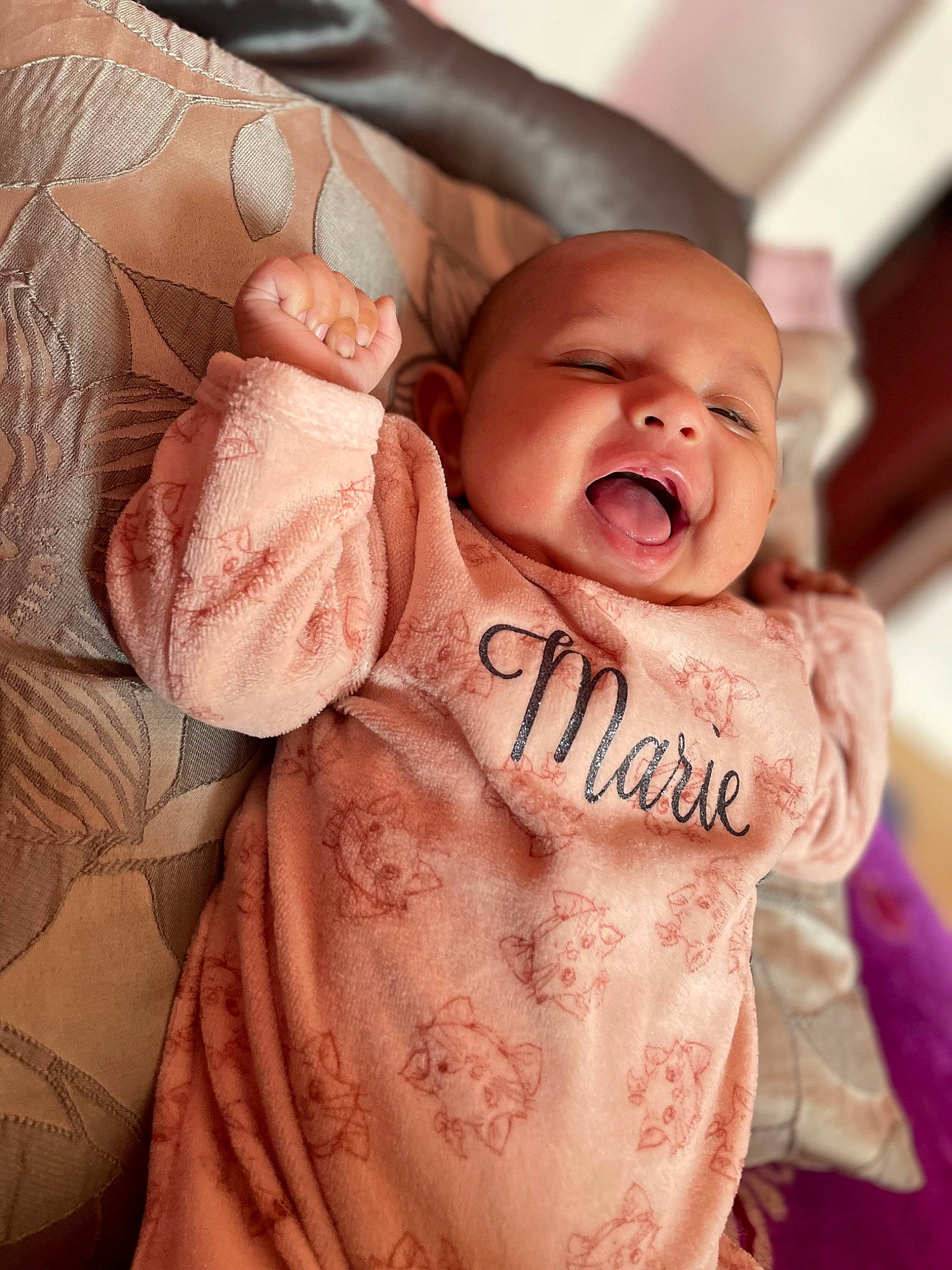 Naomie a rejoint le concours — aidez-le/la à gagner de superbes lots ! abdomen, baby, baby_toddler_clothing, chest, child, comfort, event, face, gesture, happy, human_body, mammal, neck, peach, person, pink, skin, sleeve, smile, thumb