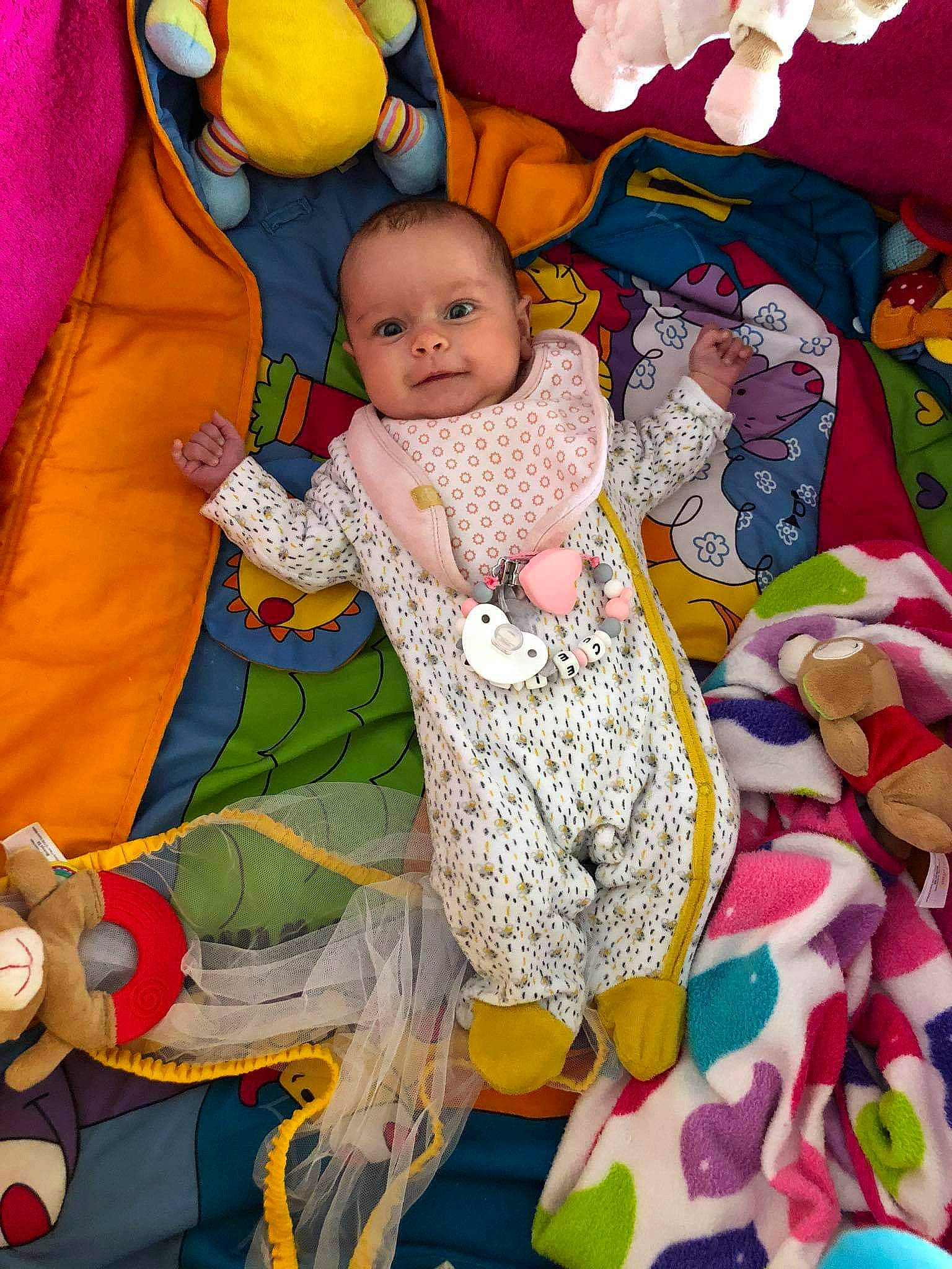 Célia participe au concours pour gagner de l'argent avec cette photo : baby, child, person, toddler, toy